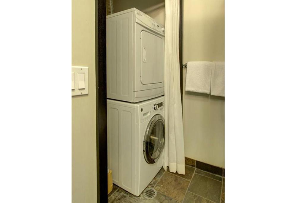 Luxury 2 Bedroom 1Pullout Kitchenette Grand Rockies Resort Hot Tub Pool Mountain View