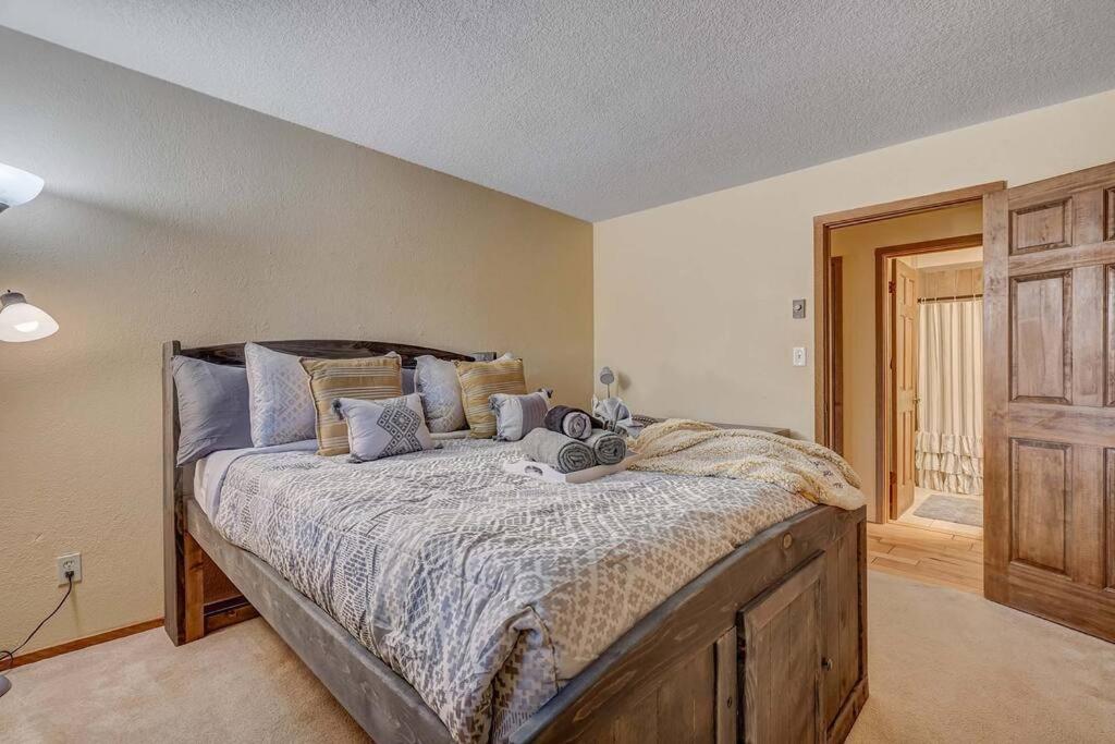 4Bdrm Cabin Retreat Mtn Views Family Gathering! view 3