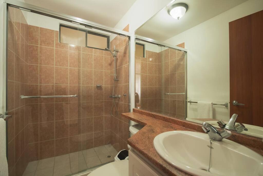 Comfortable 2 bedroom apartment, conveniently located