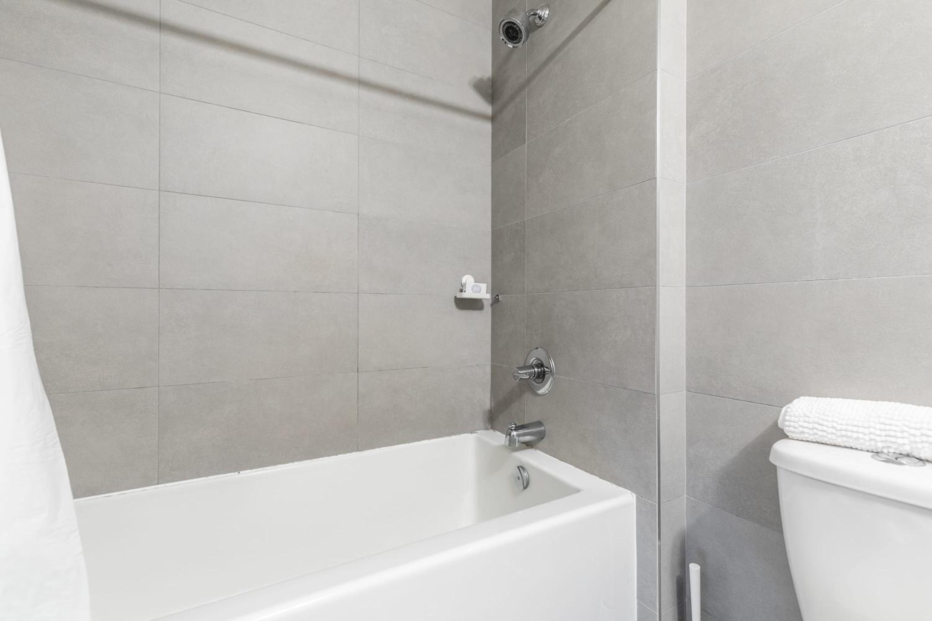 Luxury 1BR Condo - King Bed - Stunning City View