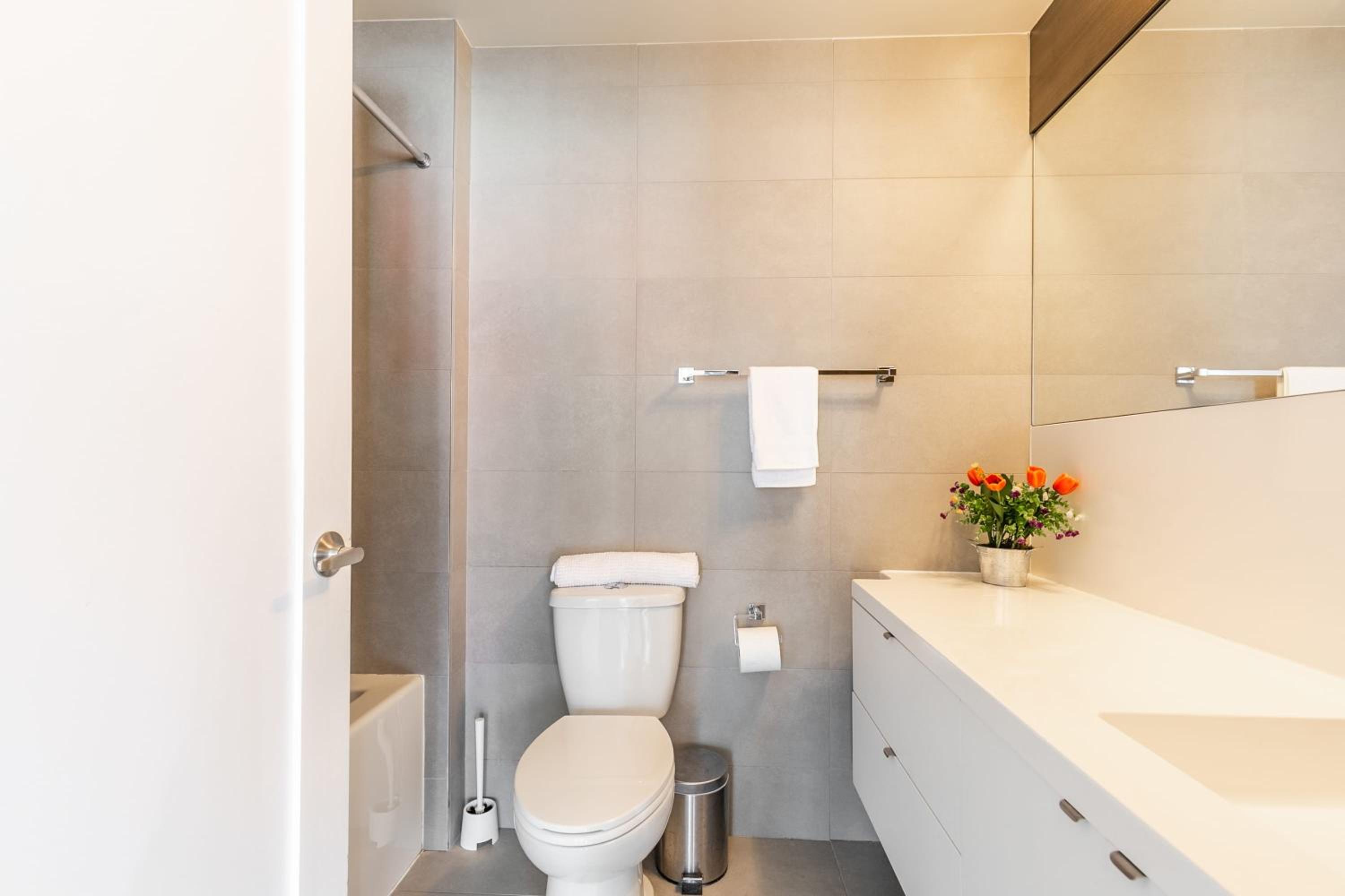 Luxury 1BR Condo - King Bed - Stunning City View