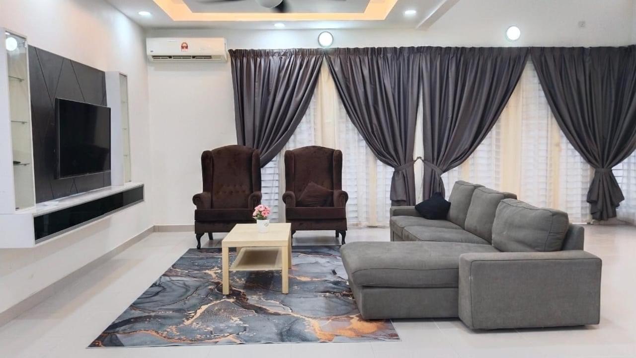 Mysha KLIA F1 Homestay with pool,WiFi , Netflix