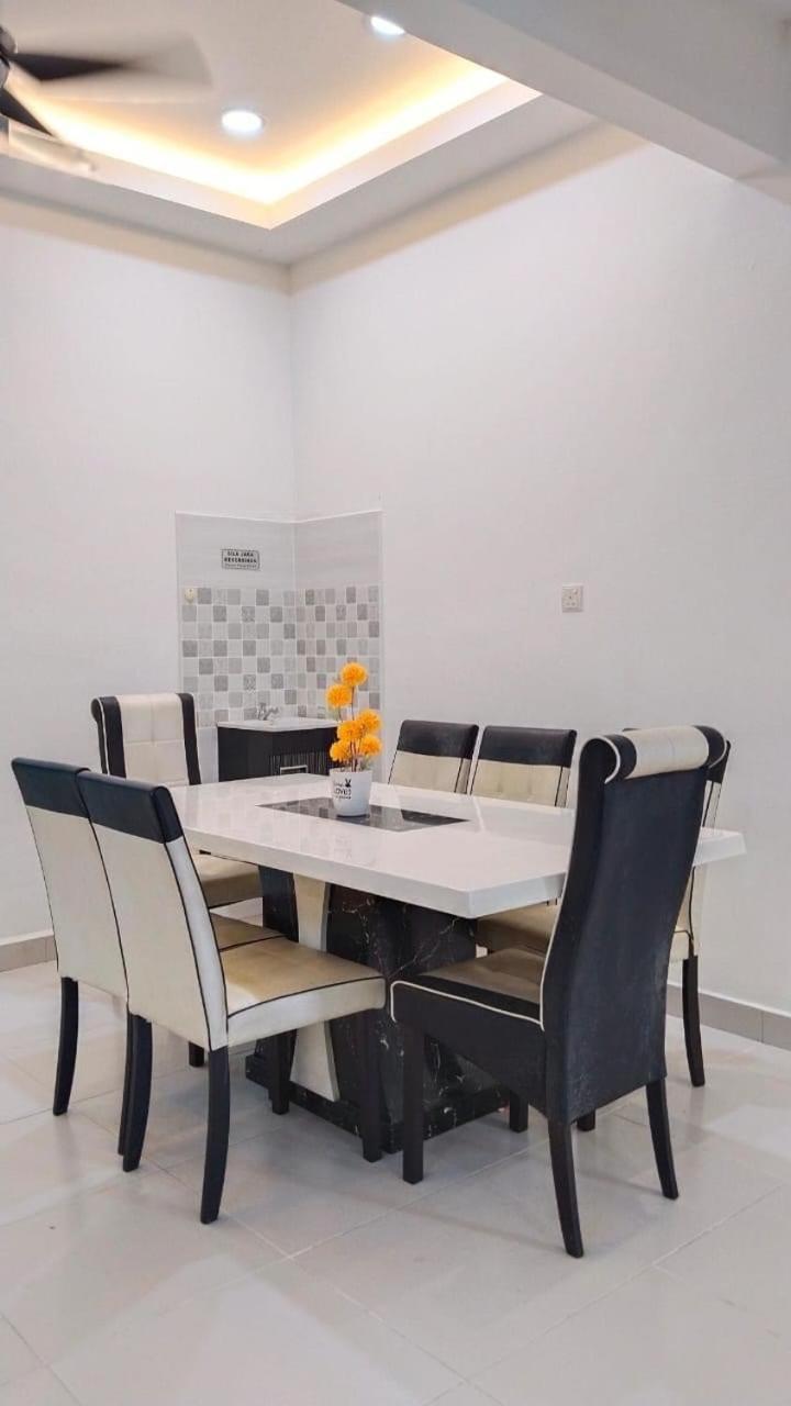Mysha KLIA F1 Homestay with pool,WiFi , Netflix