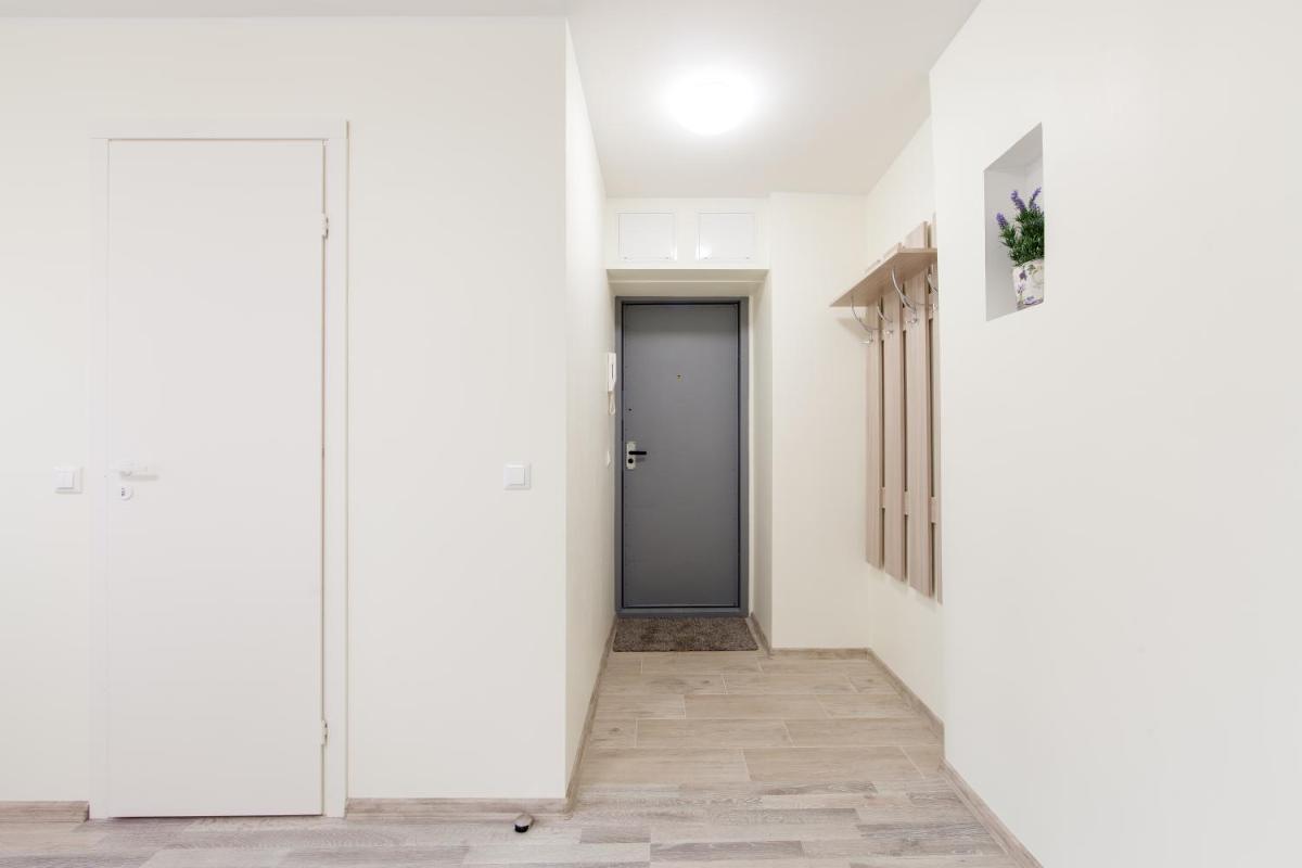 Bright Apartment near Bus Statioon view 3