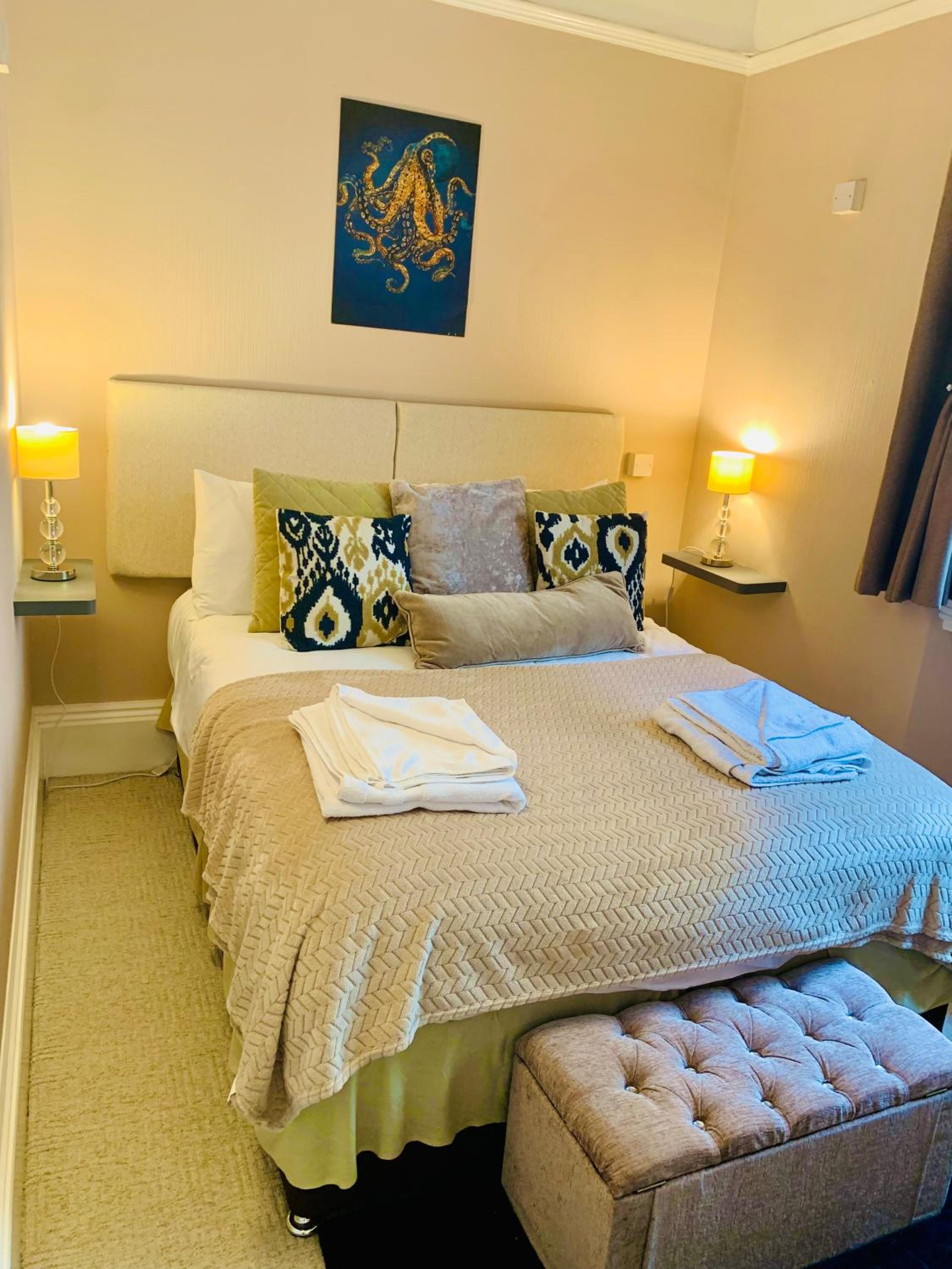 **Sunny and Bright, Thatchers Rock One bed beach front apartment*** view 4