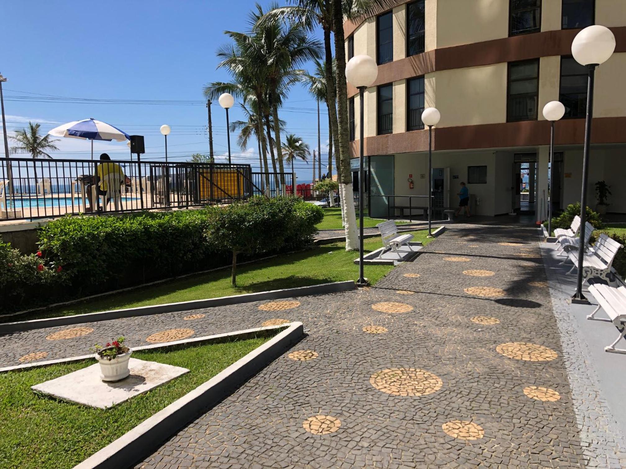 Apartamento em frente a Praia Martin de Sá com piscina.