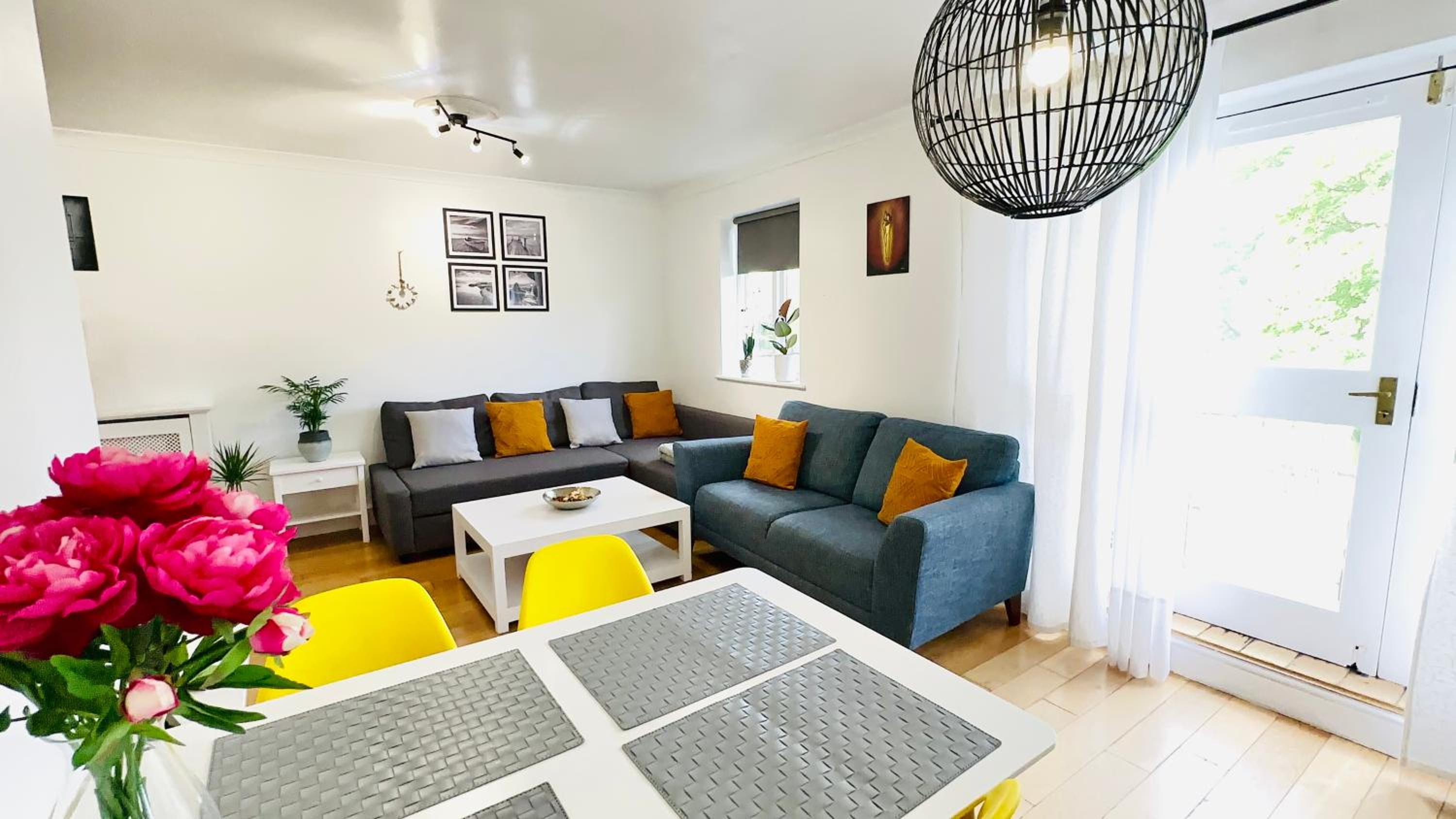 Amazing Location - City of London- 2 Bedroom Stunning Canal View House With Private Garden,Parking & Balcony