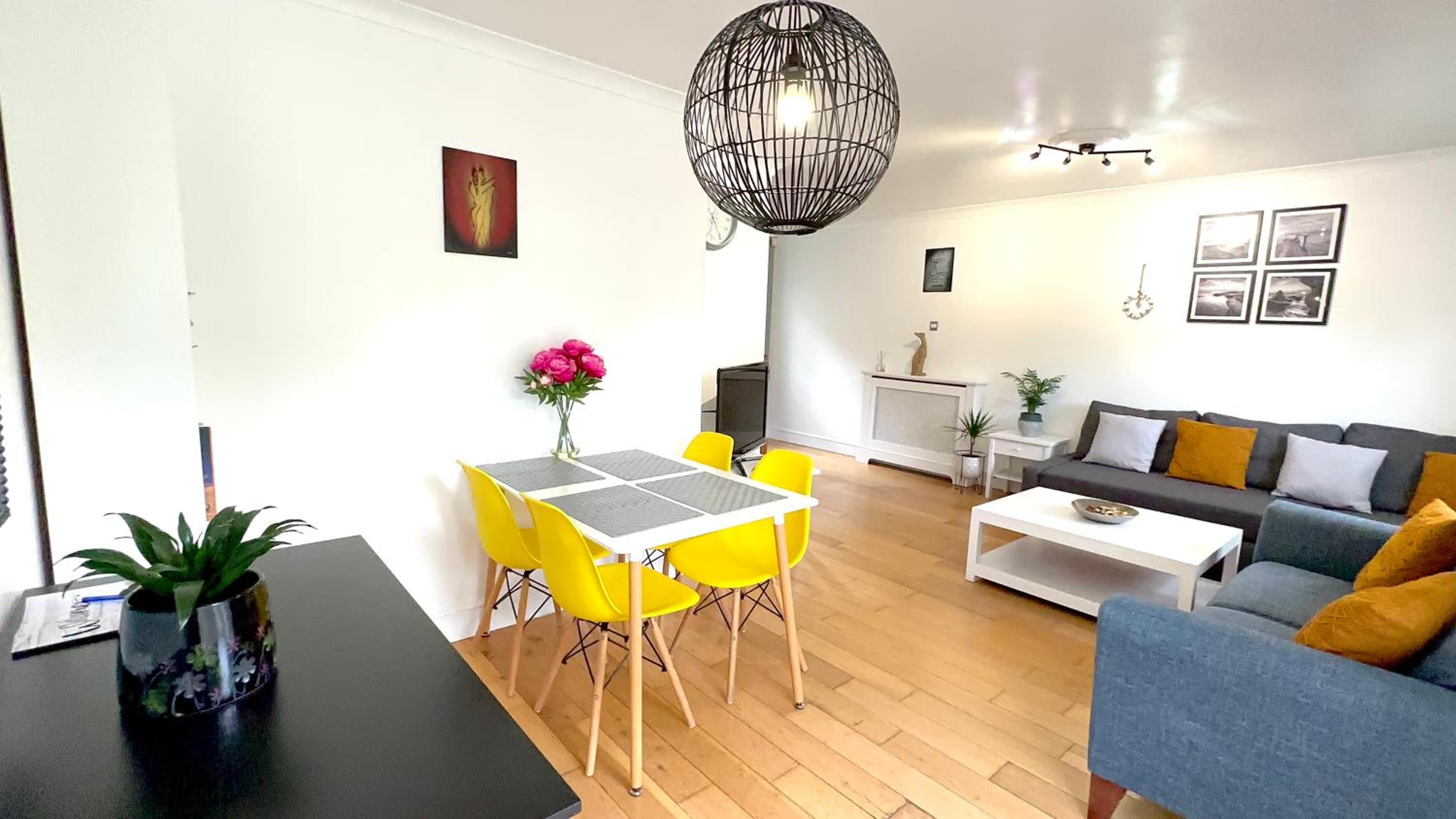 Amazing Location - City of London- 2 Bedroom Stunning Canal View House With Private Garden,Parking & Balcony