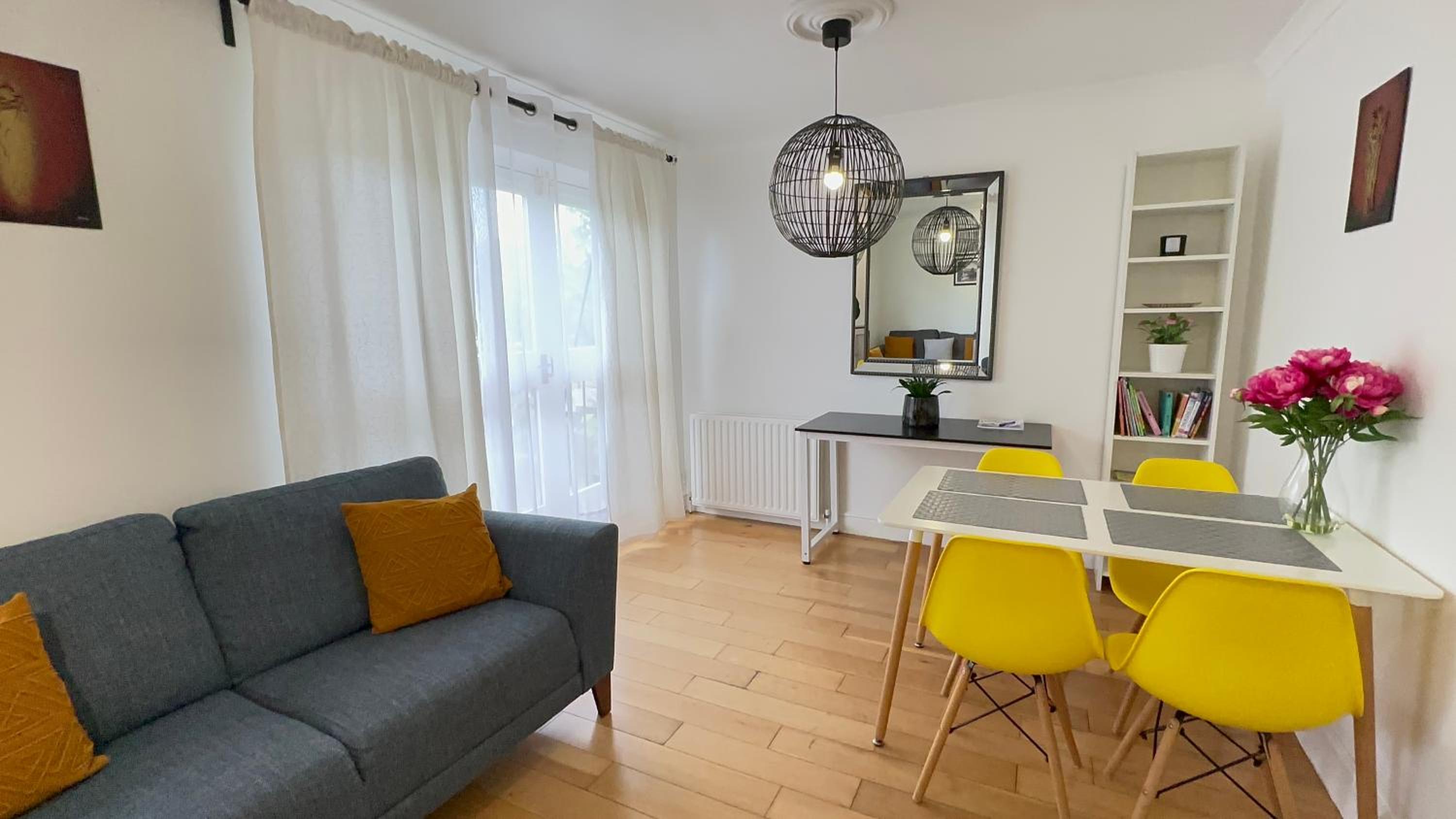 Amazing Location - City of London- 2 Bedroom Stunning Canal View House With Private Garden,Parking & Balcony