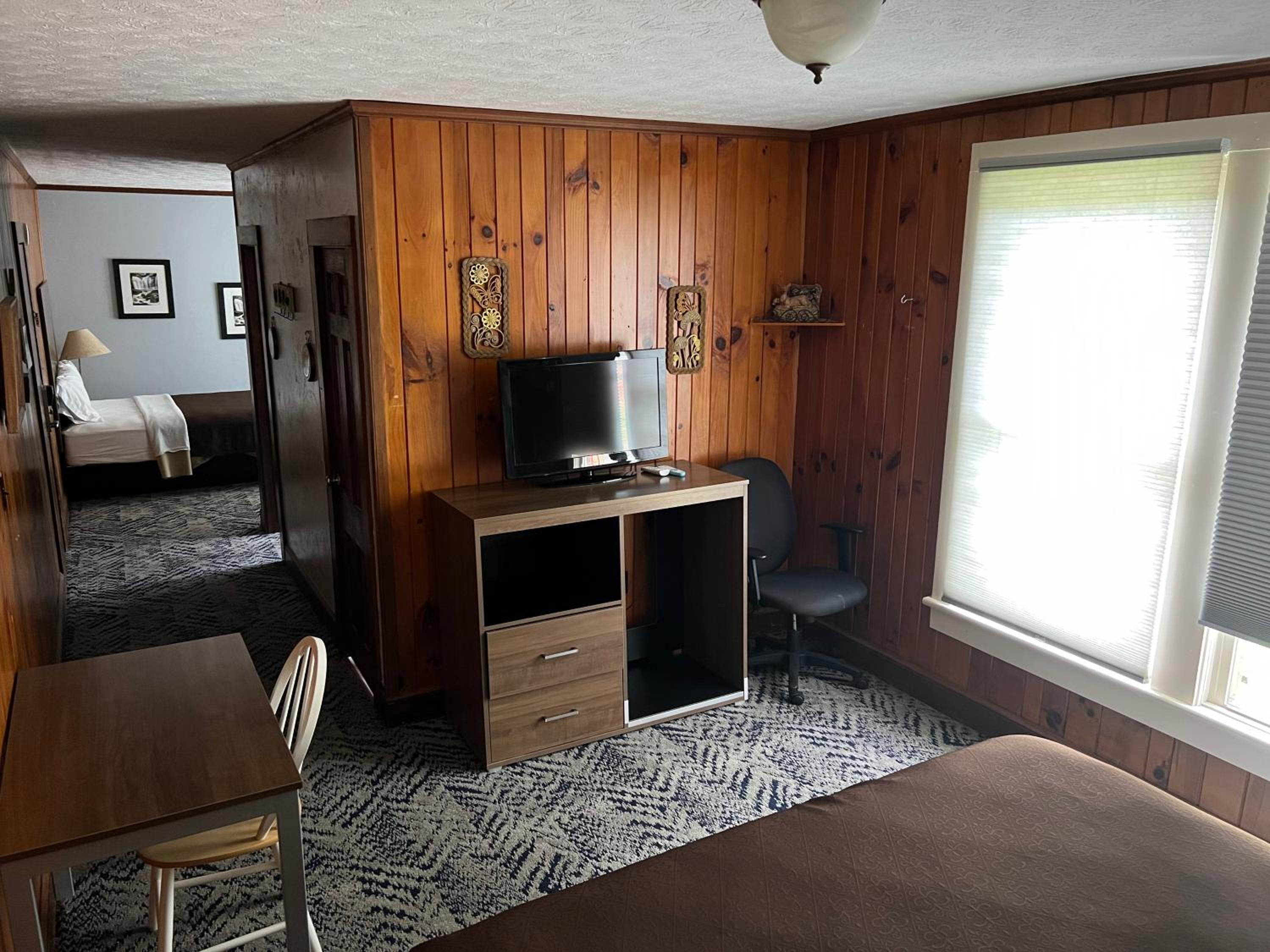 Smoky Falls Lodge