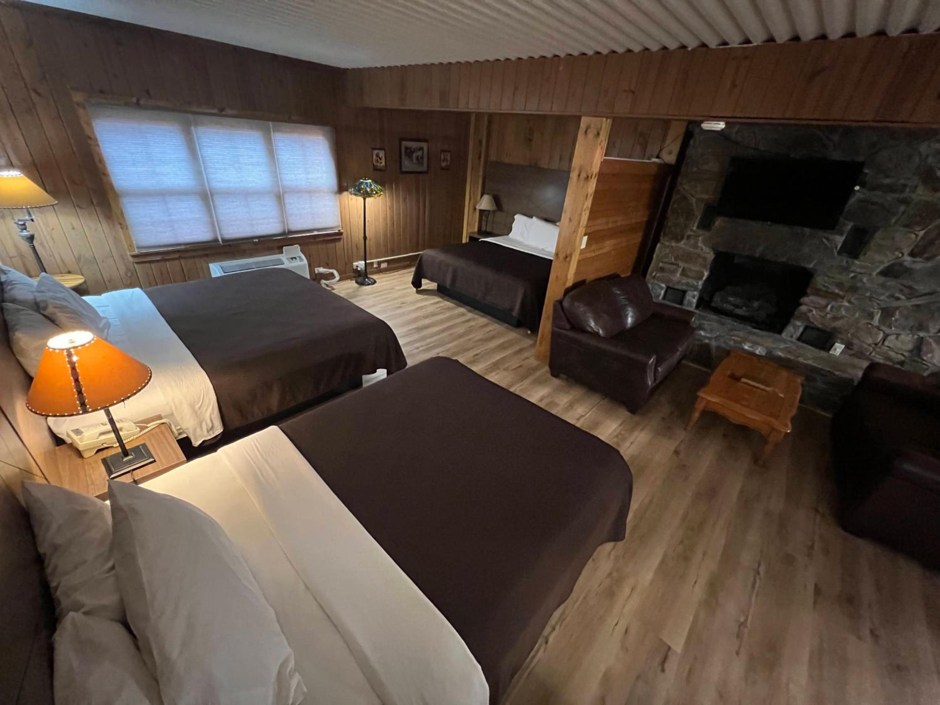 Smoky Falls Lodge