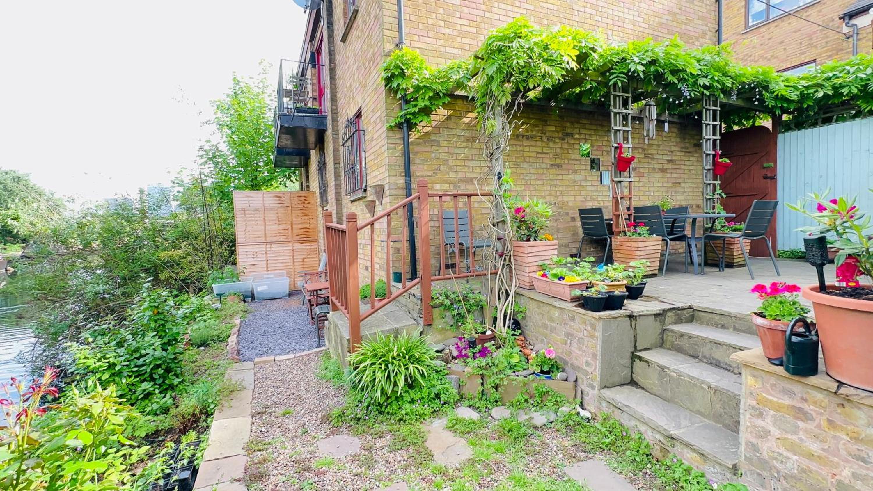 Amazing Location - City of London- 2 Bedroom Stunning Canal View House With Private Garden,Parking & Balcony