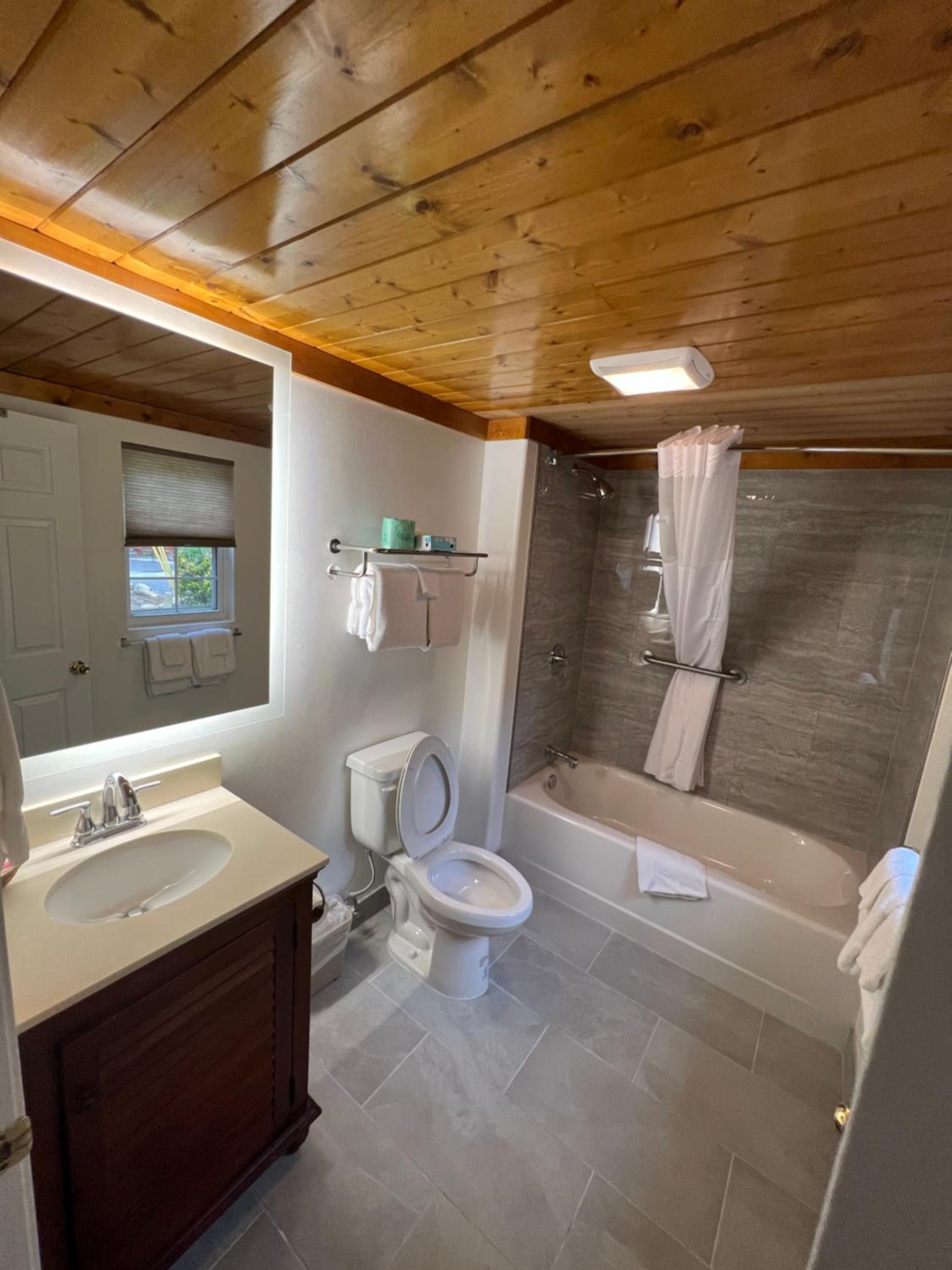 Smoky Falls Lodge