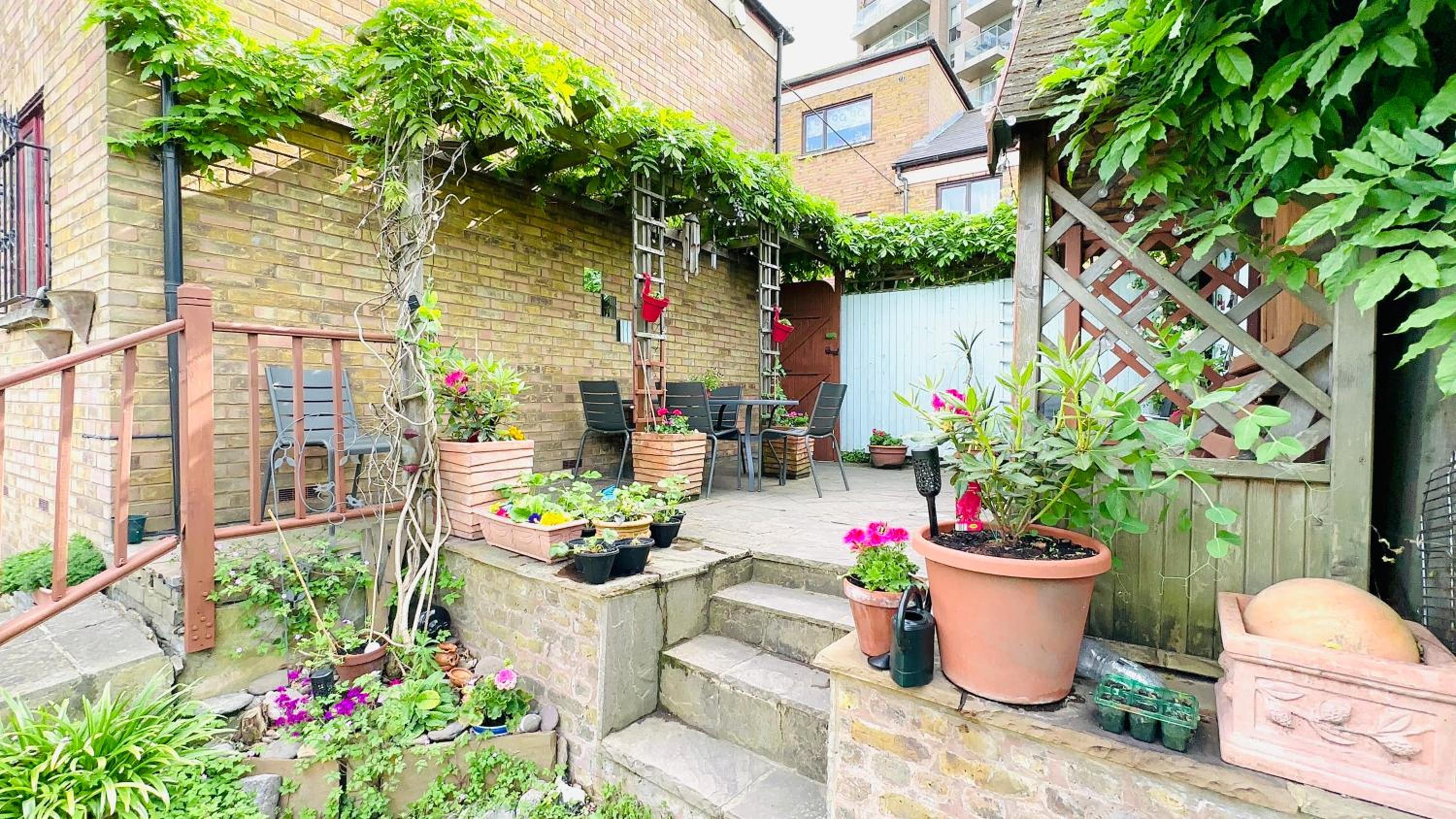 Amazing Location - City of London- 2 Bedroom Stunning Canal View House With Private Garden,Parking & Balcony