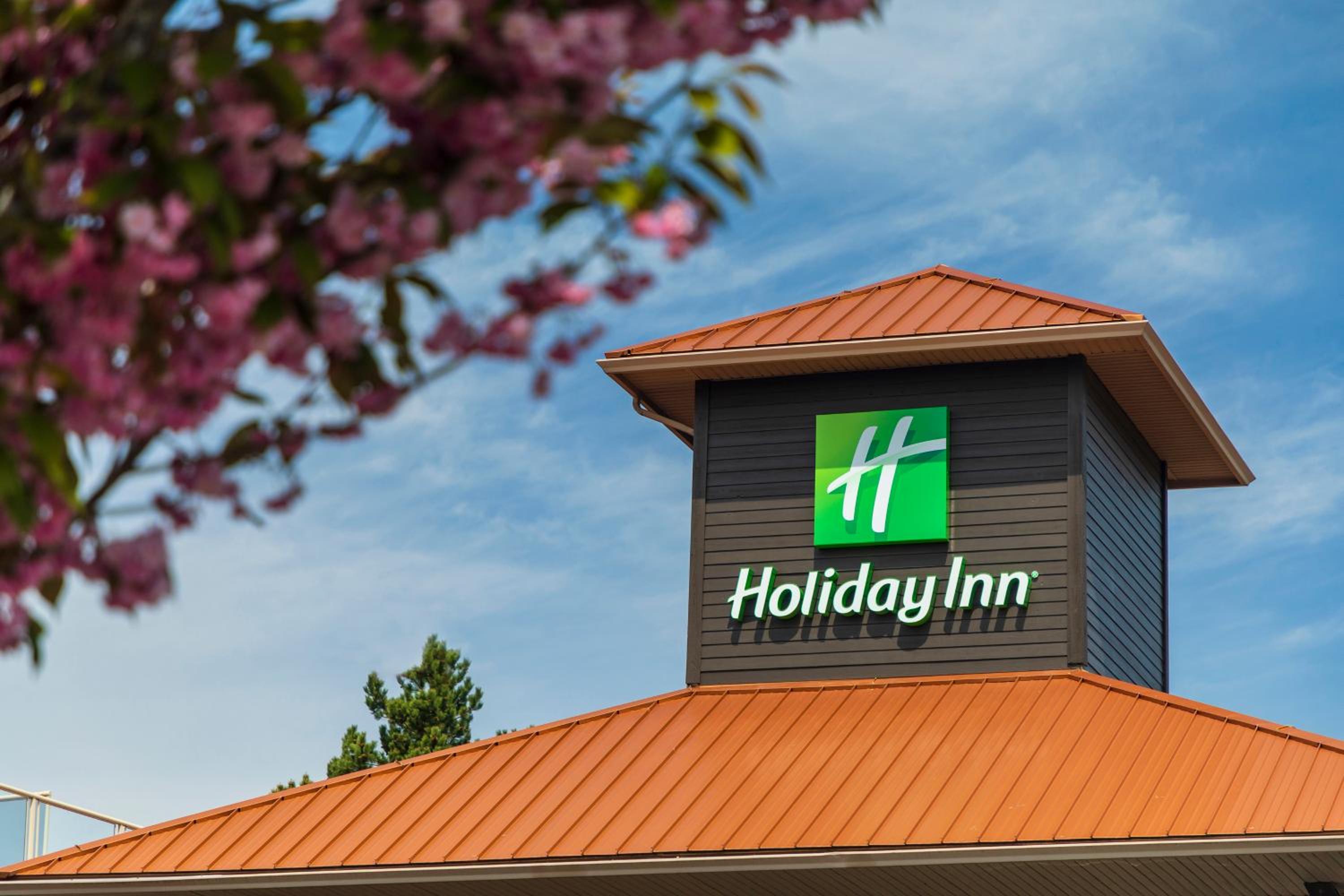Hotel Holiday Inn Victoria - Elk Lake, an IHG Hotel - Image 1