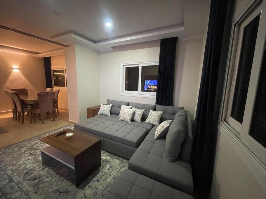 Large 3 bedrooms apartment