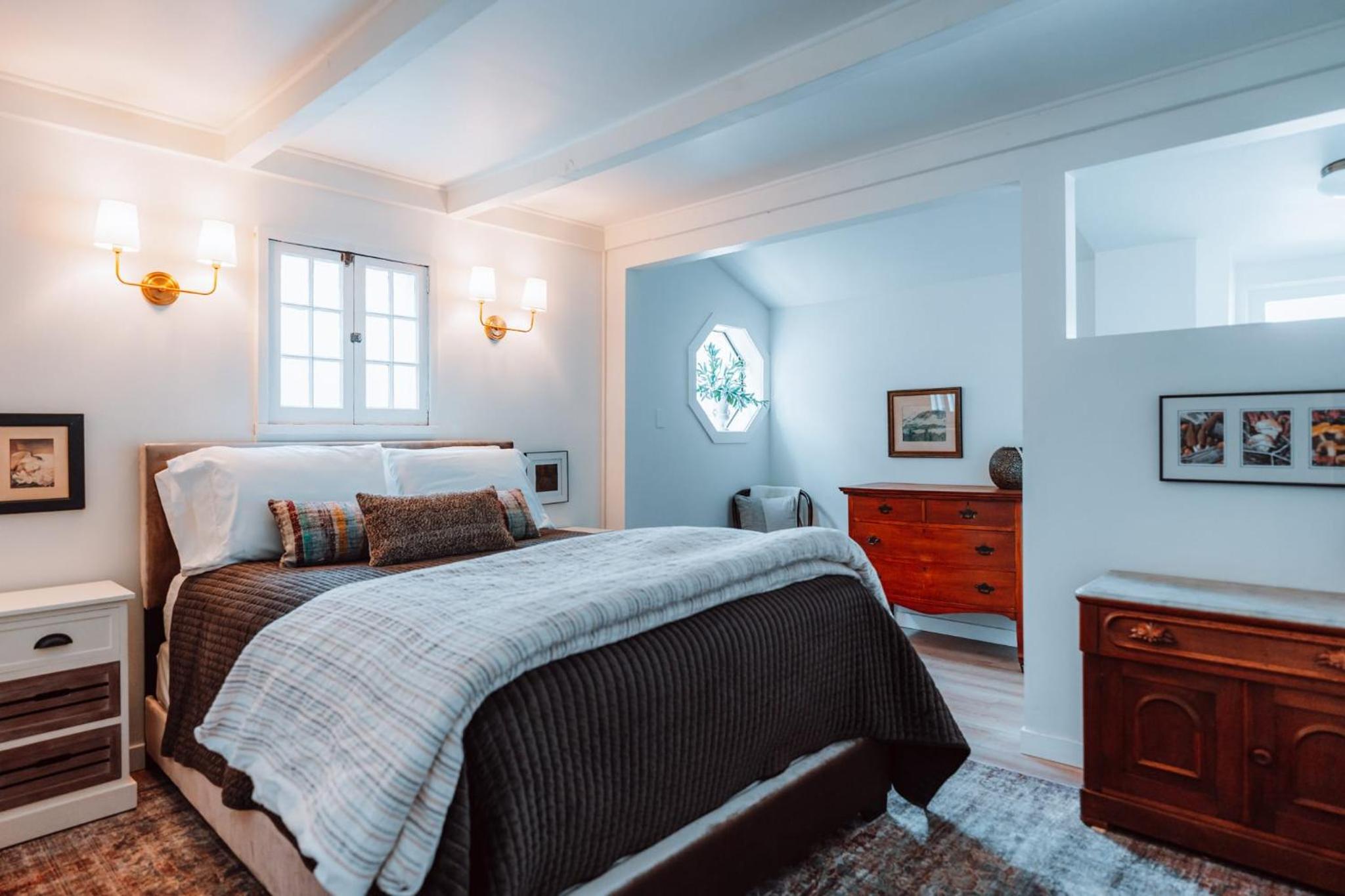 Ashland Vacations - Swank House on Main St in Ashland - Property Image 10