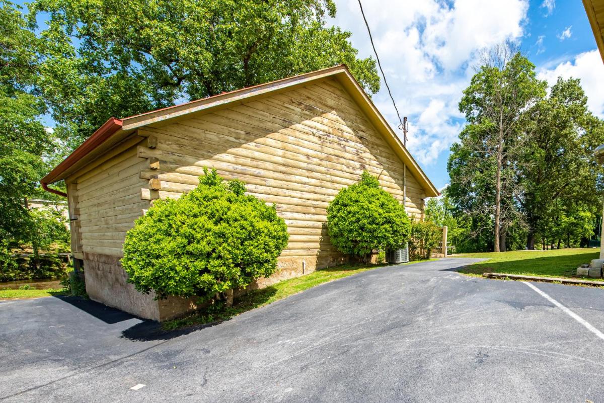 Hotel Cabin Close To Parkway Rd With River View