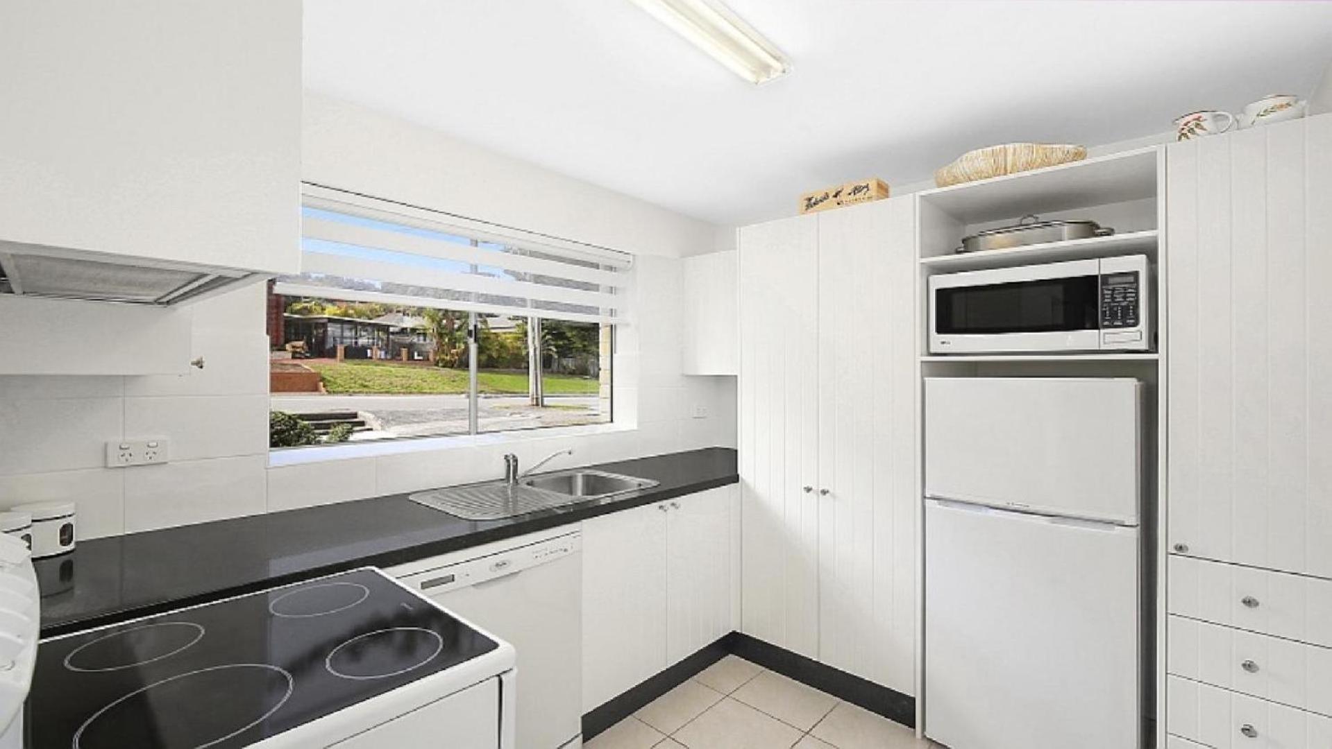 Ashwood 100 Meters To Beach, Shops, Cafes Accom Holidays