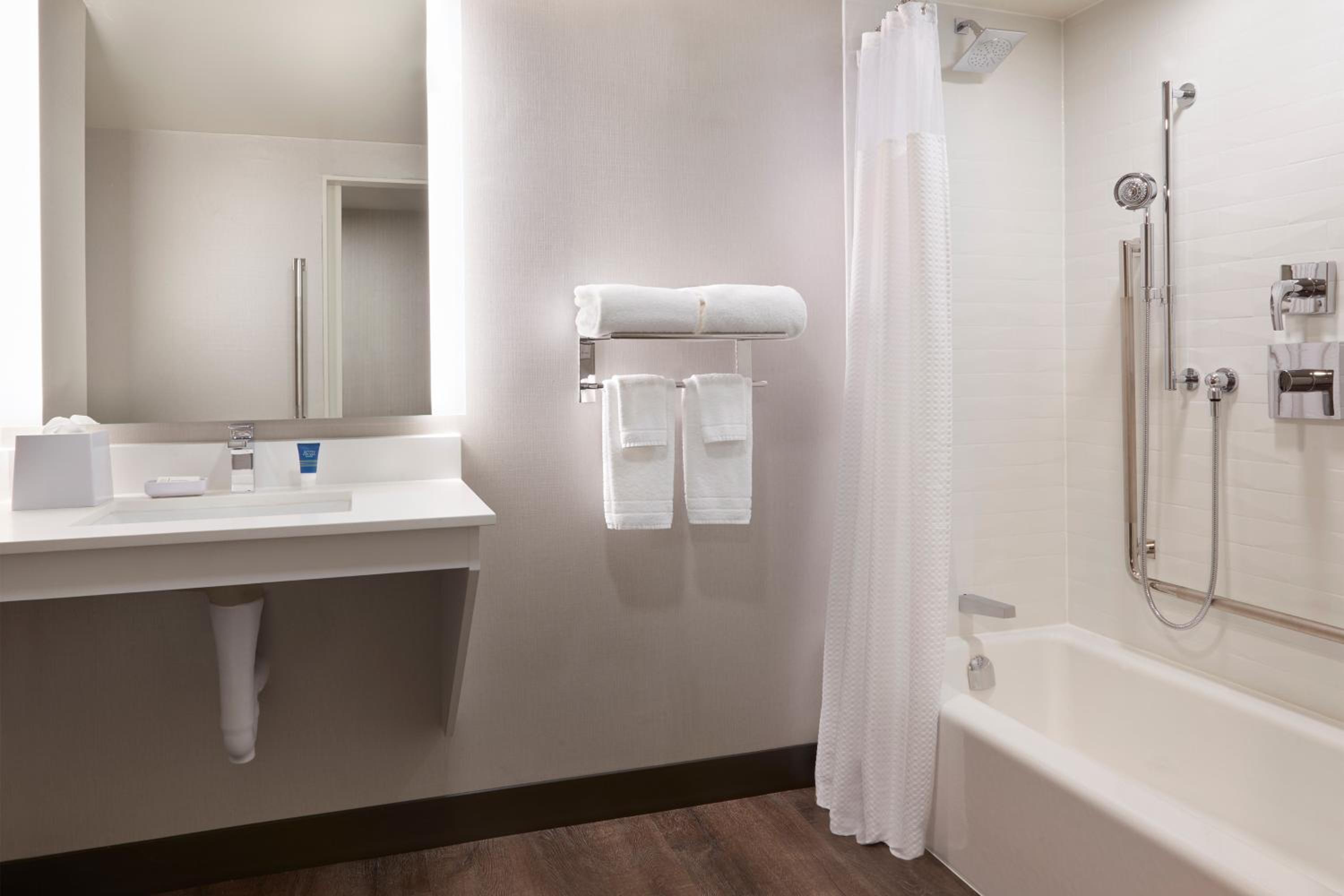 Windsor Vacations - Four Points by Sheraton Windsor Downtown - Property Image 3