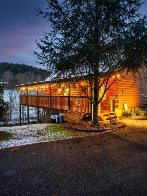Hotel Cabin With New Hot Tub, Near Dollywood .2bd.2ba.sleeps6.bbq