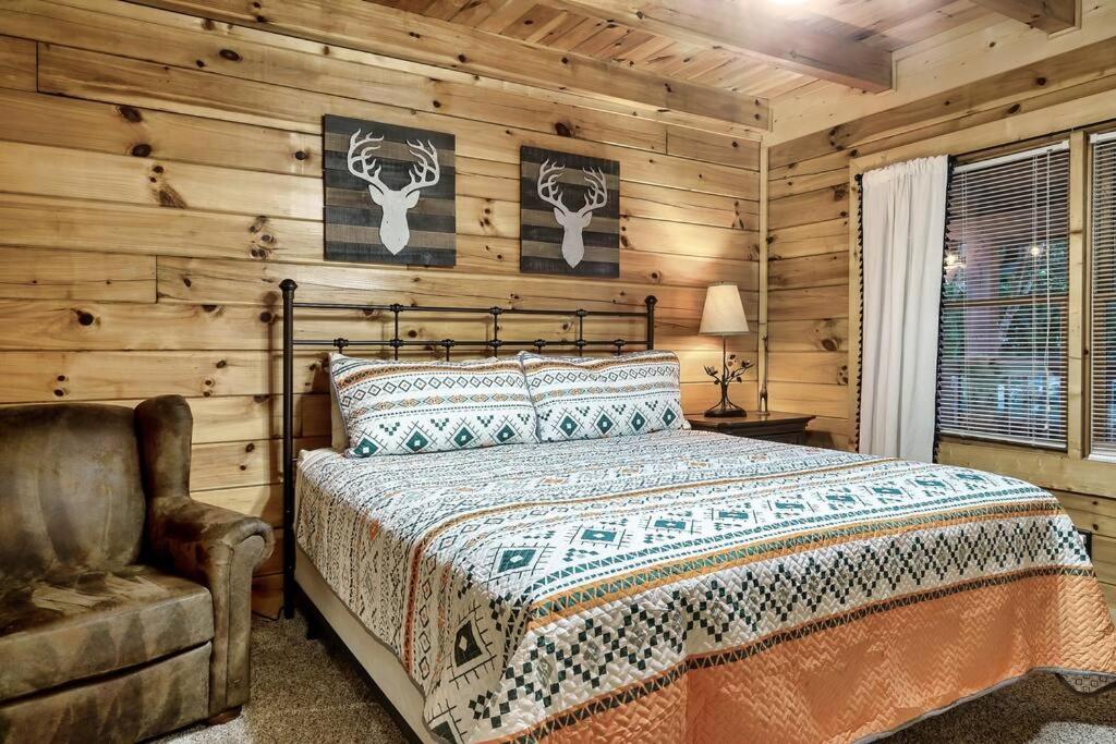 Cabin with New Hot Tub, Near Dollywood .2BD.2BA.Sleeps6.BBQ view 5