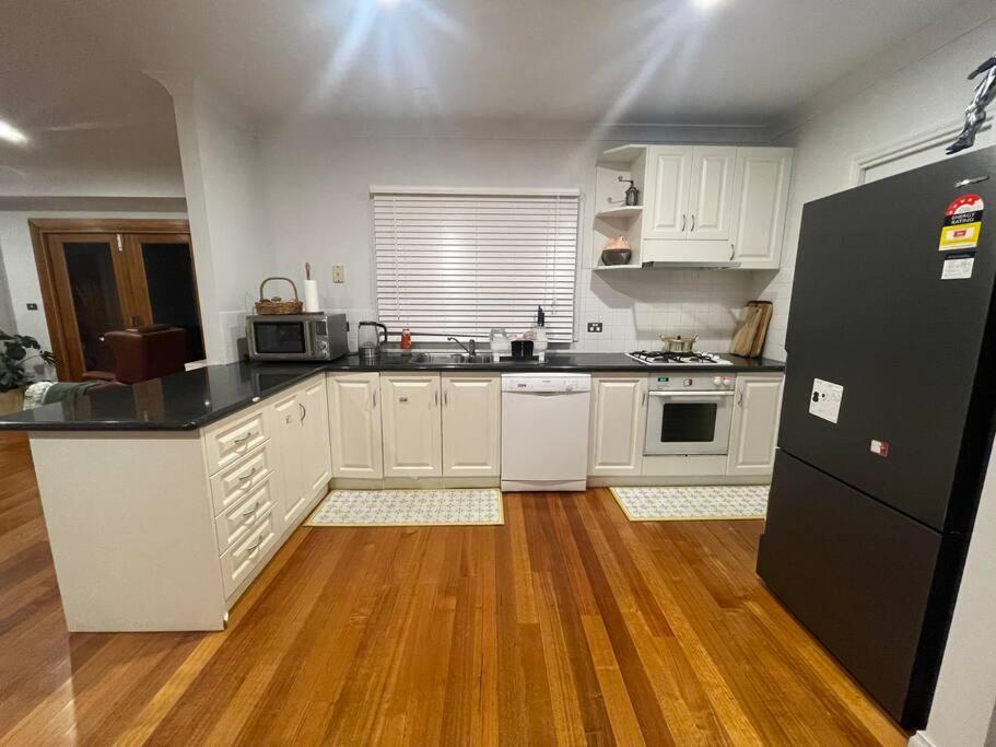 3BR Artistic Home, Netflix, Gym, Camberwell market. Taste The True Melbourne