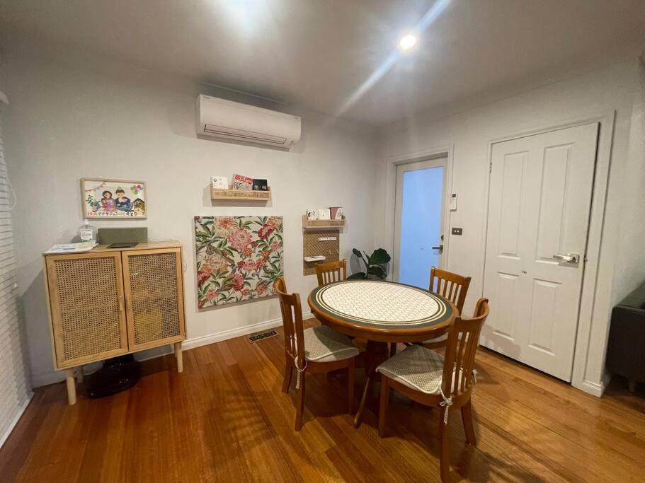 3BR Artistic Home, Netflix, Gym, Camberwell market. Taste The True Melbourne