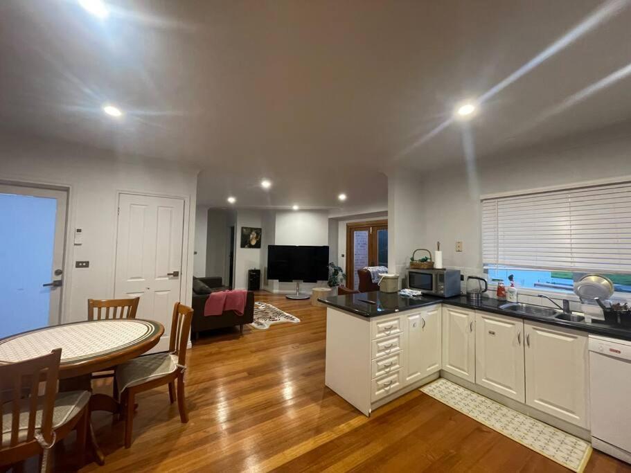 3BR Artistic Home, Netflix, Gym, Camberwell market. Taste The True Melbourne