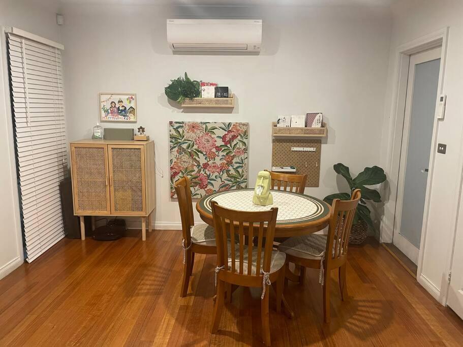 3BR Artistic Home, Netflix, Gym, Camberwell market. Taste The True Melbourne