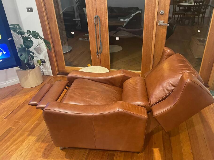 3BR Artistic Home, Netflix, Gym, Camberwell market. Taste The True Melbourne