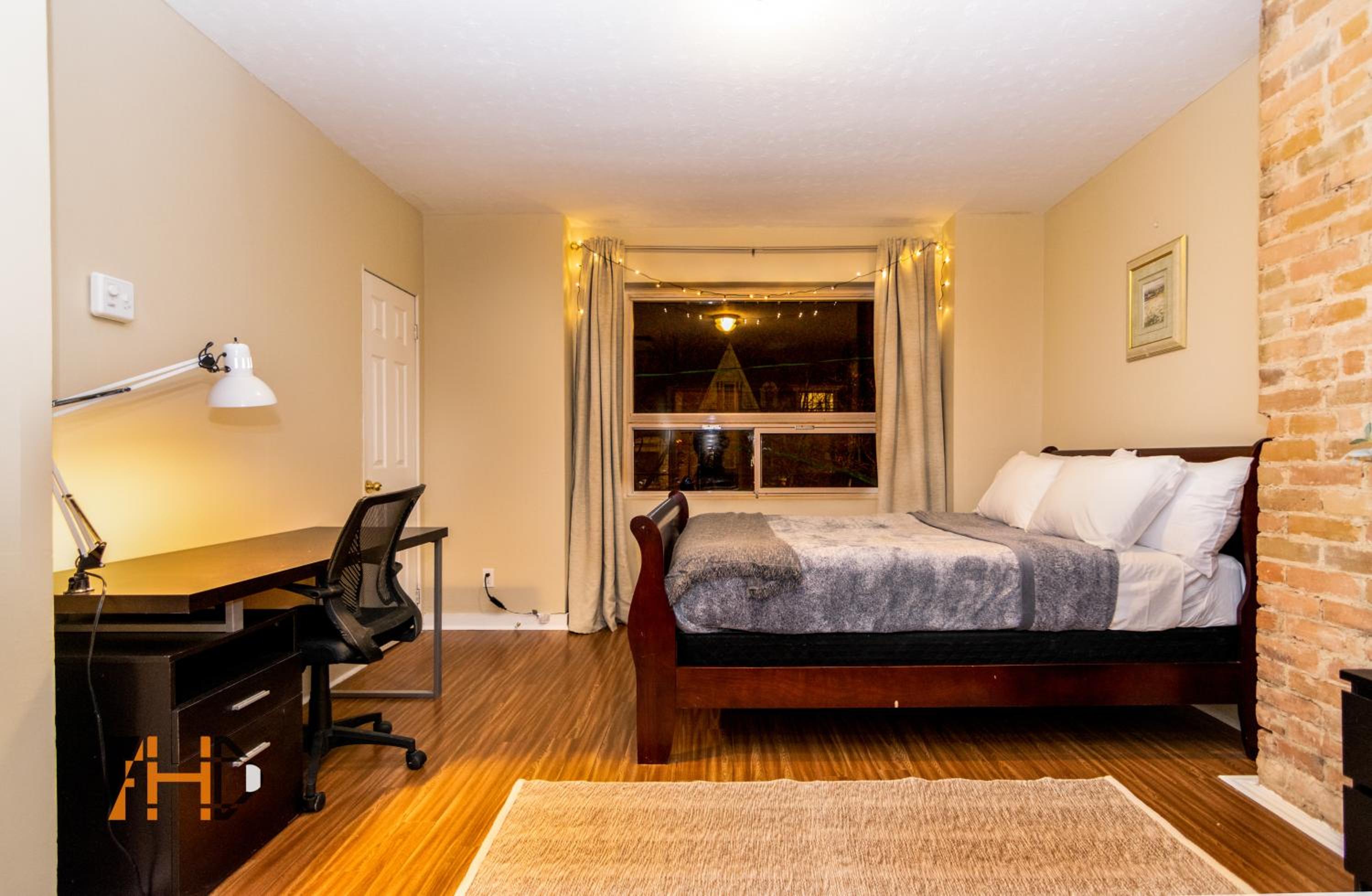 Toronto Vacations - Downtown Retreat, Spacious 3-Bedroom Urban Getaway - Property Image 7