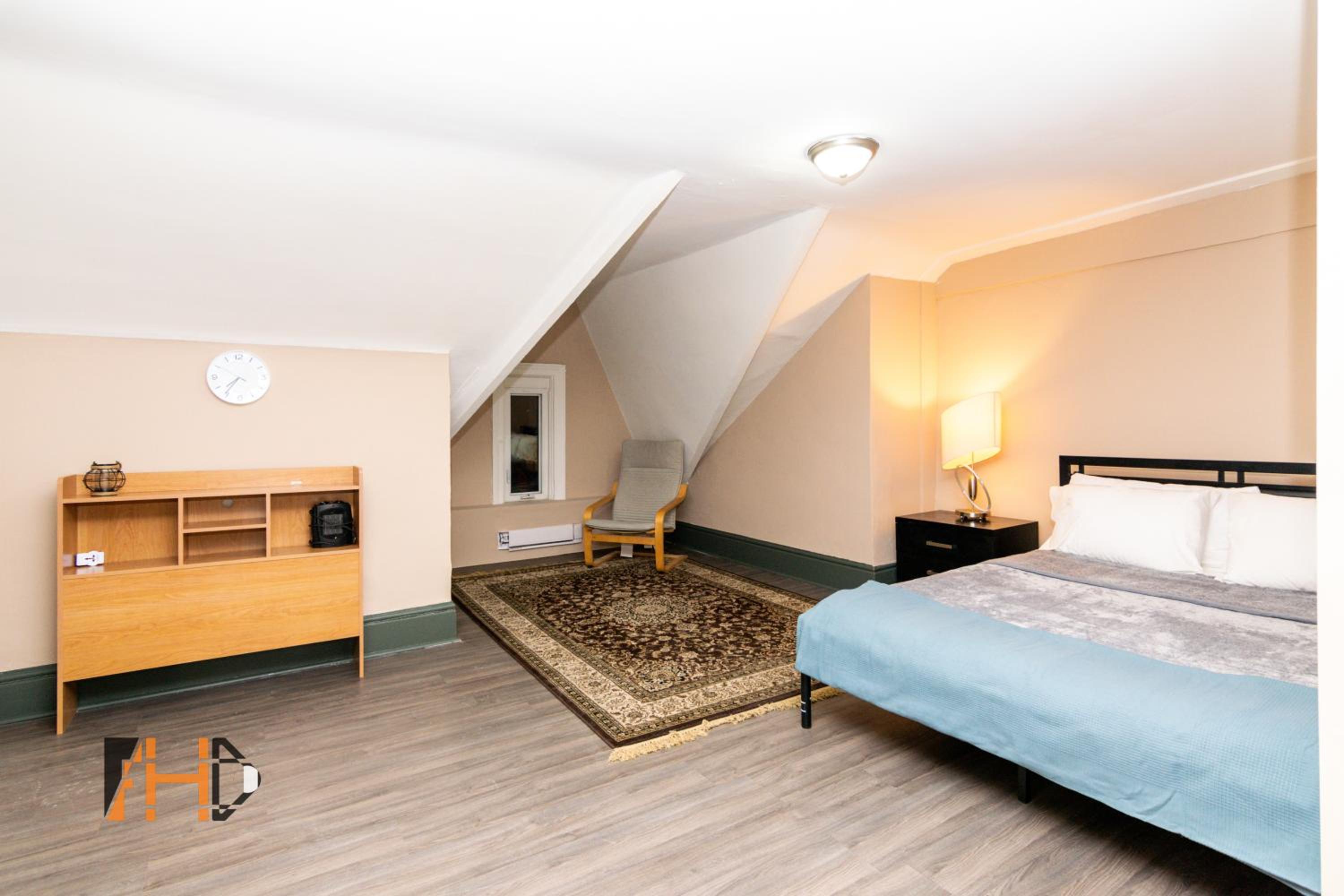 Toronto Vacations - Downtown Retreat, Spacious 3-Bedroom Urban Getaway - Property Image 2