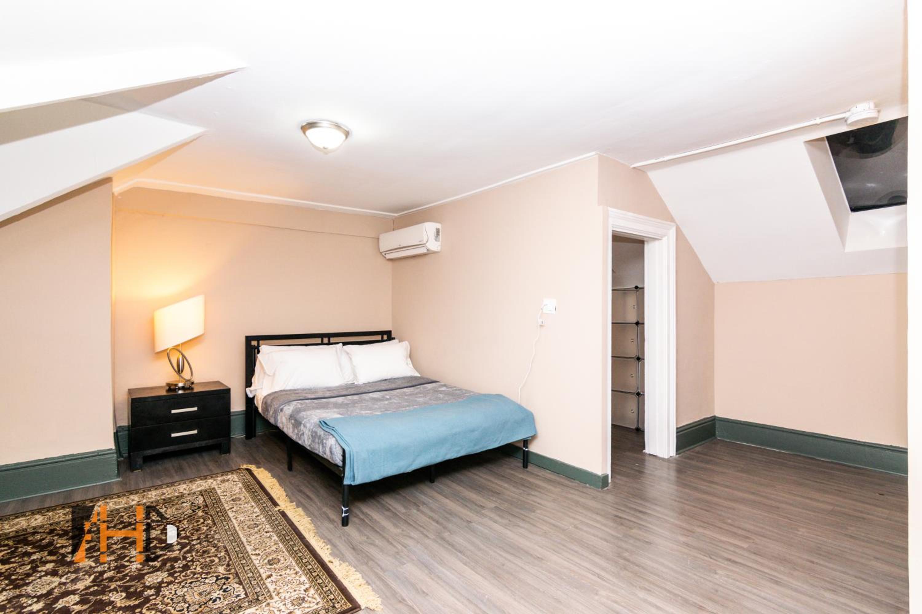 Toronto Vacations - Downtown Retreat, Spacious 3-Bedroom Urban Getaway - Property Image 3