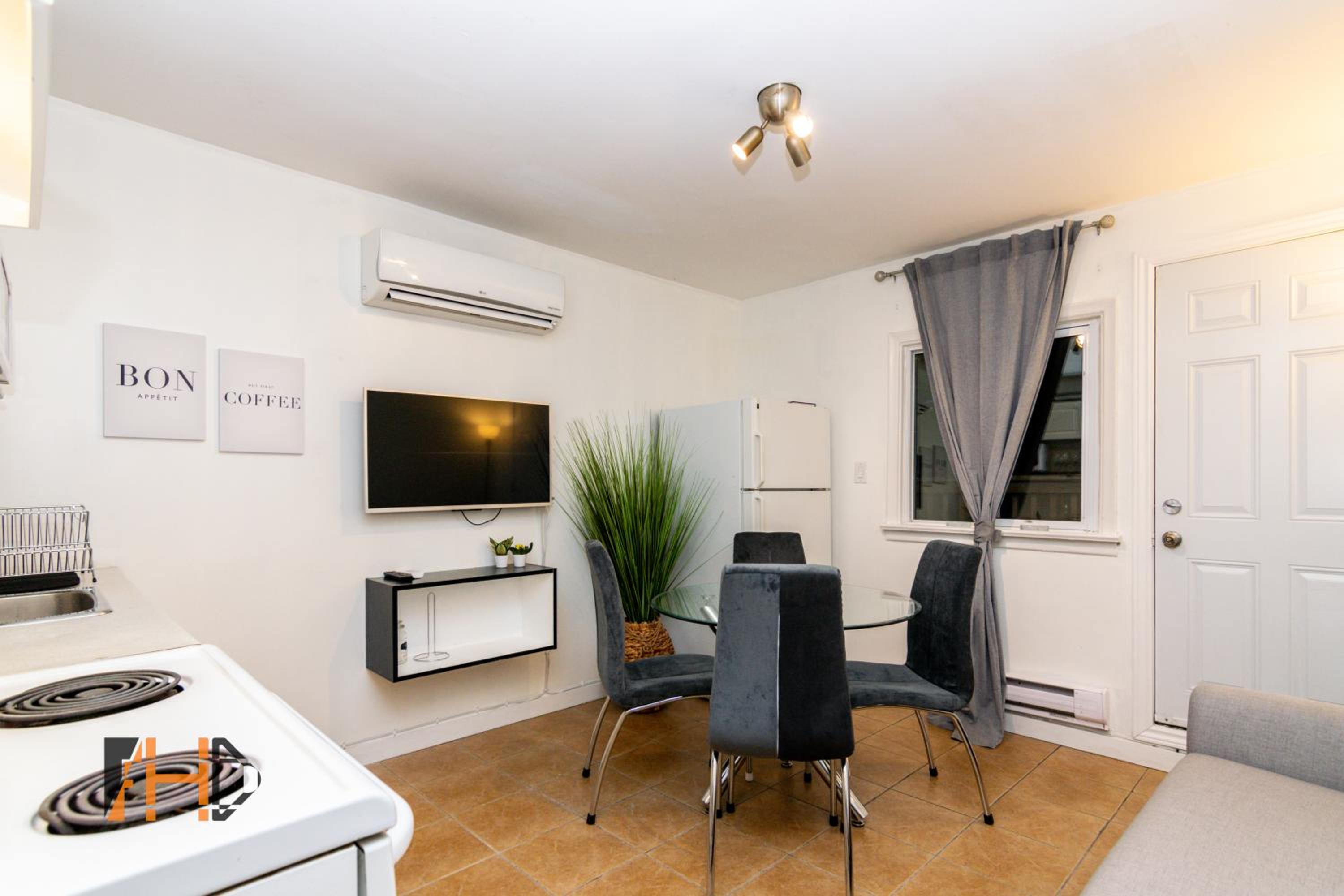 Toronto Vacations - Downtown Retreat, Spacious 3-Bedroom Urban Getaway - Property Image 5