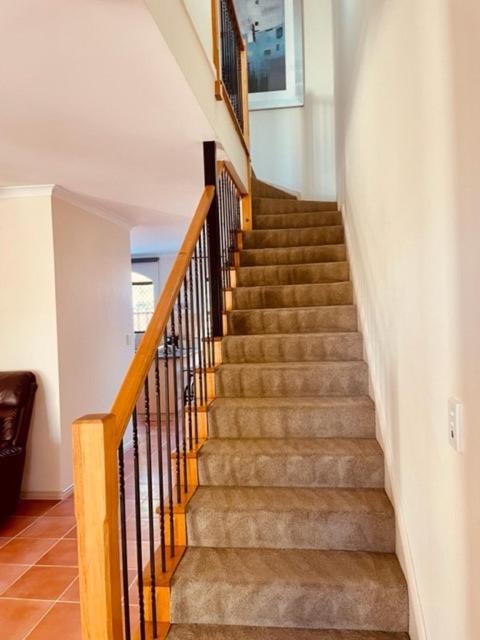 Bright Fremantle Townhouse with Courtyard & Balcony Parking for 2 Cars Walk to markets and other attractions 3BR 3BA