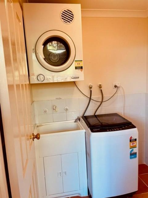 Bright Fremantle Townhouse with Courtyard & Balcony Parking for 2 Cars Walk to markets and other attractions 3BR 3BA
