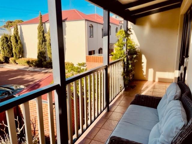 Bright Fremantle Townhouse with Courtyard & Balcony Parking for 2 Cars Walk to markets and other attractions 3BR 3BA