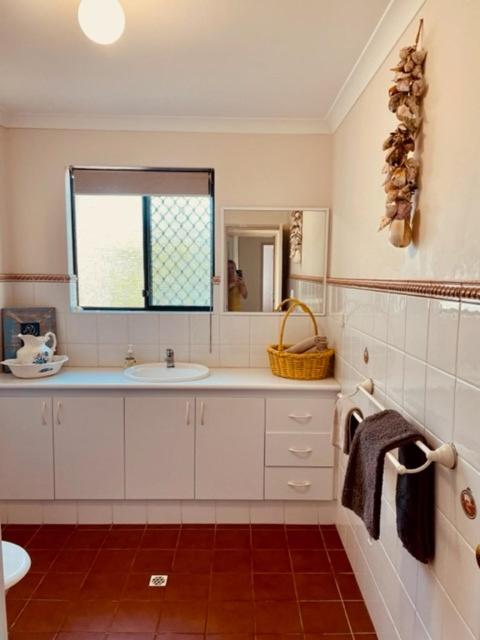 Bright Fremantle Townhouse with Courtyard & Balcony Parking for 2 Cars Walk to markets and other attractions 3BR 3BA