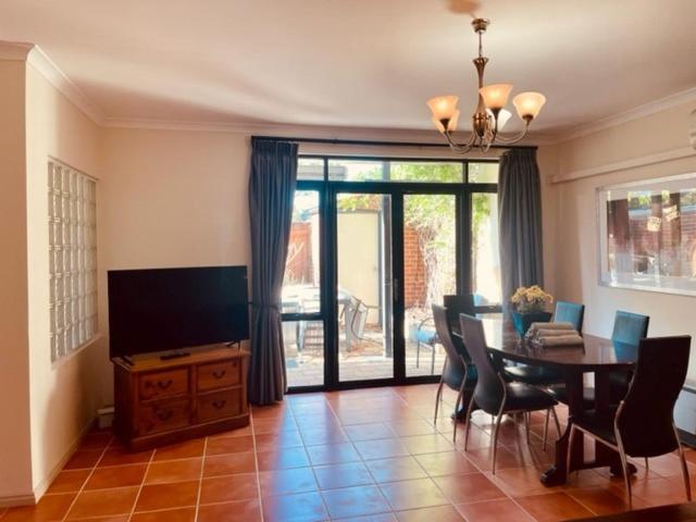 Bright Fremantle Townhouse with Courtyard & Balcony Parking for 2 Cars Walk to markets and other attractions 3BR 3BA