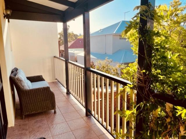 Bright Fremantle Townhouse with Courtyard & Balcony Parking for 2 Cars Walk to markets and other attractions 3BR 3BA