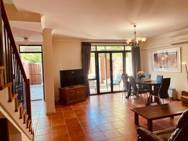 Bright Fremantle Townhouse with Courtyard & Balcony Parking for 2 Cars Walk to markets and other attractions 3BR 3BA
