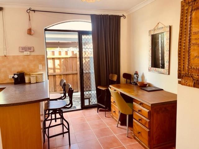 Bright Fremantle Townhouse with Courtyard & Balcony Parking for 2 Cars Walk to markets and other attractions 3BR 3BA