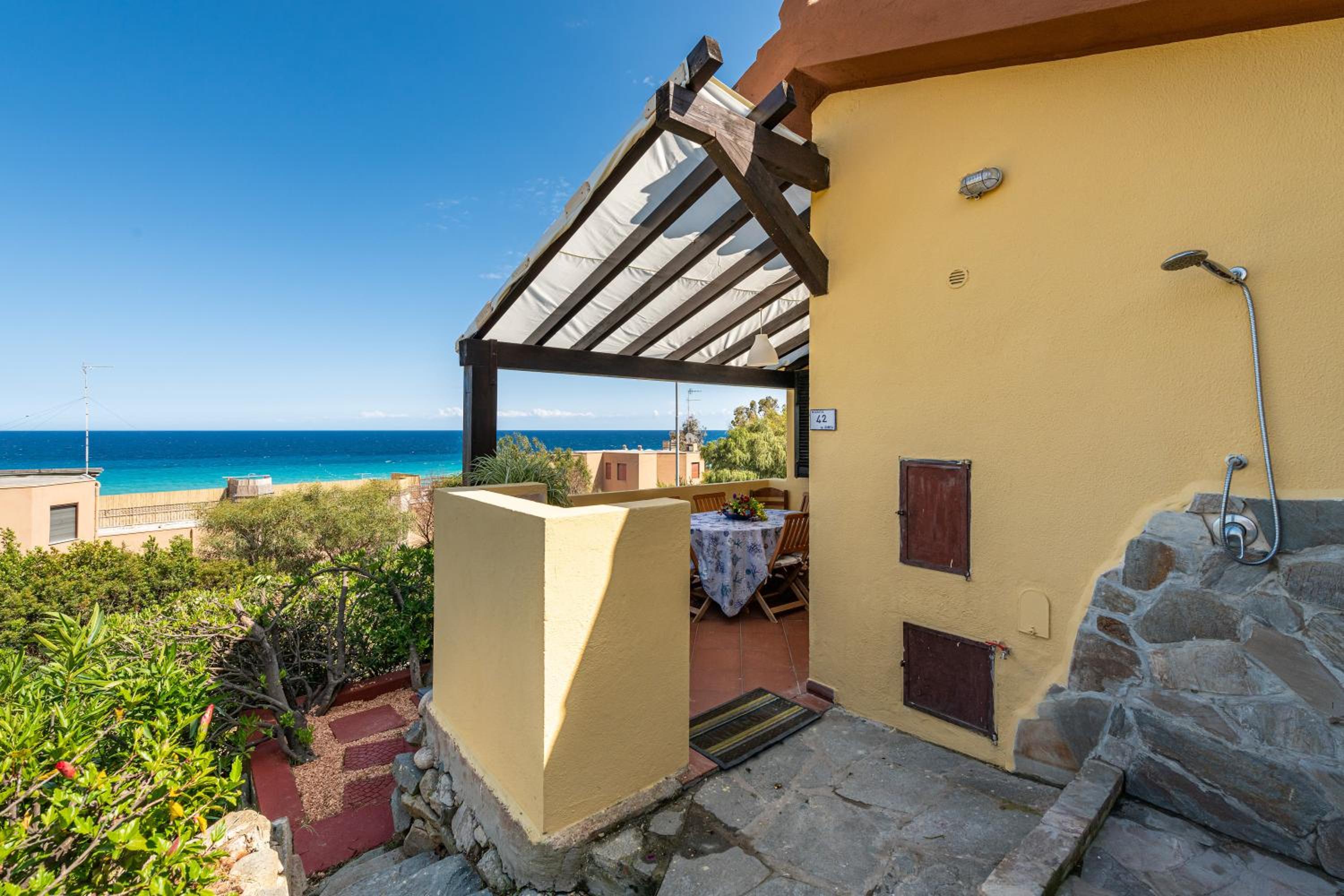 Seb beach en Costa Rei — balance & terrace