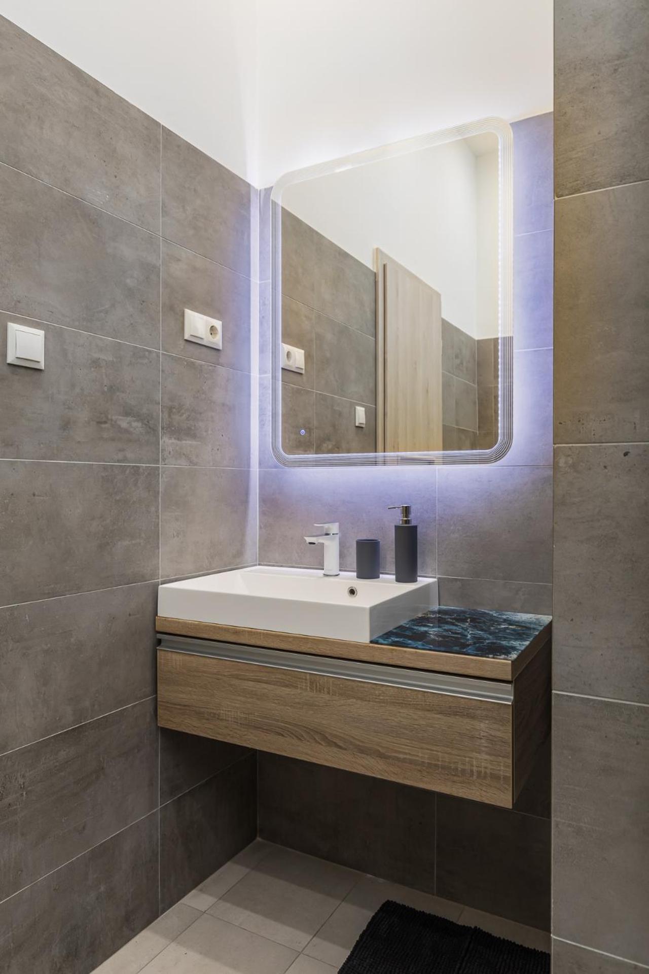 City Center Apartment with Balcony view 5