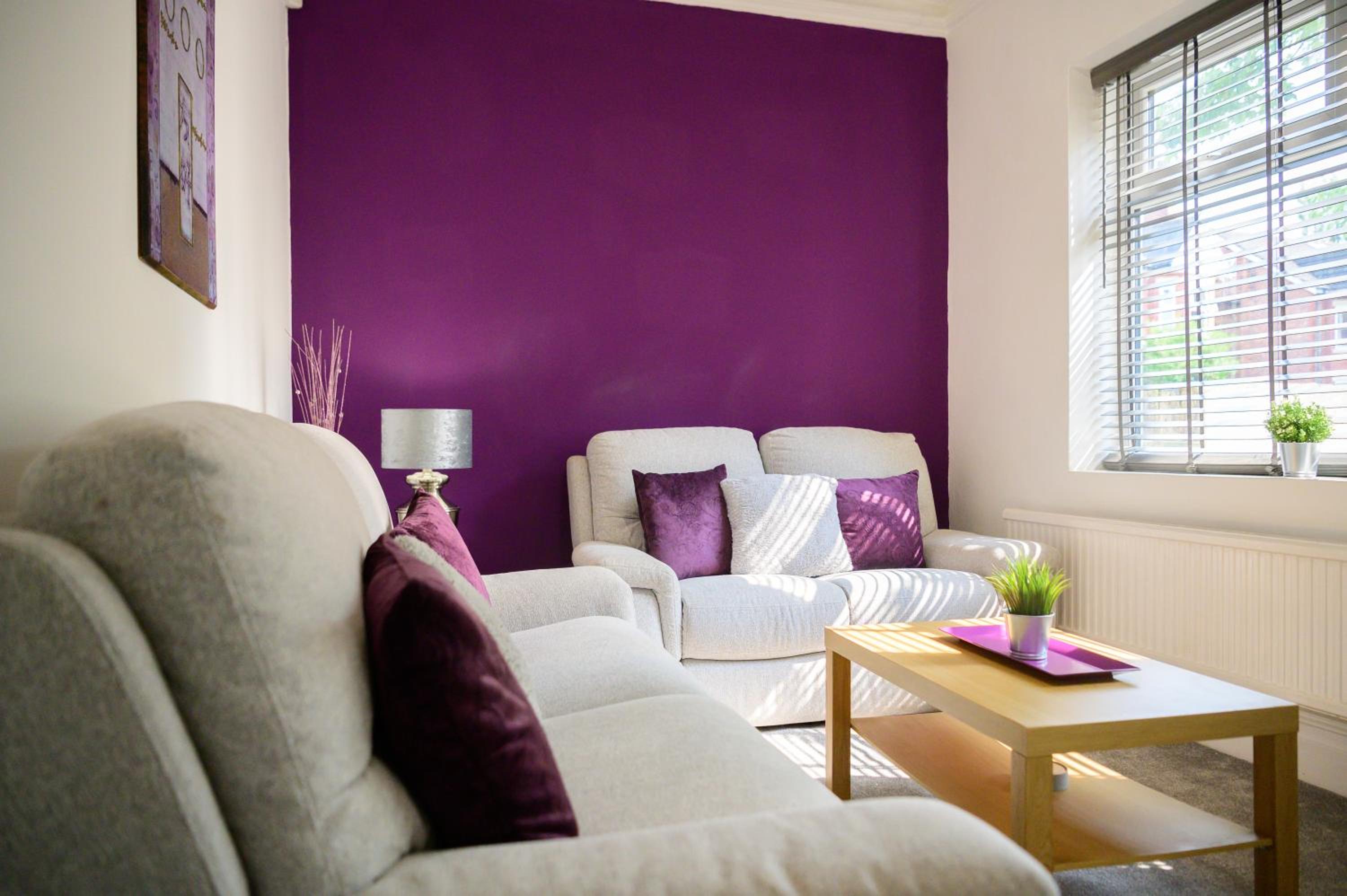 Purple Blossom, 2 bed apartment, Wi-Fi, near Didsbury, free parking view 3