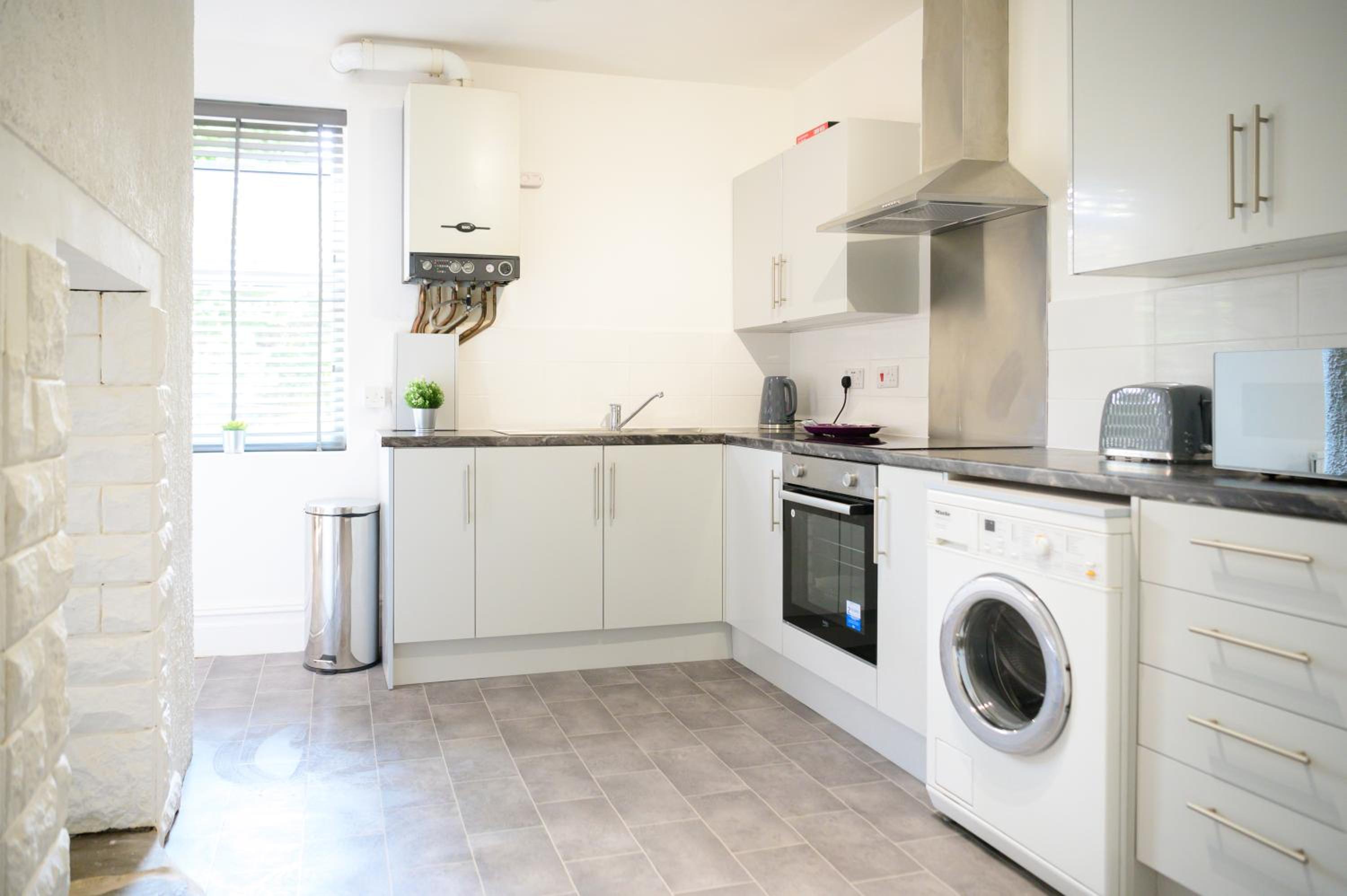 Purple Blossom, 2 bed apartment, Wi-Fi, near Didsbury, free parking view 2