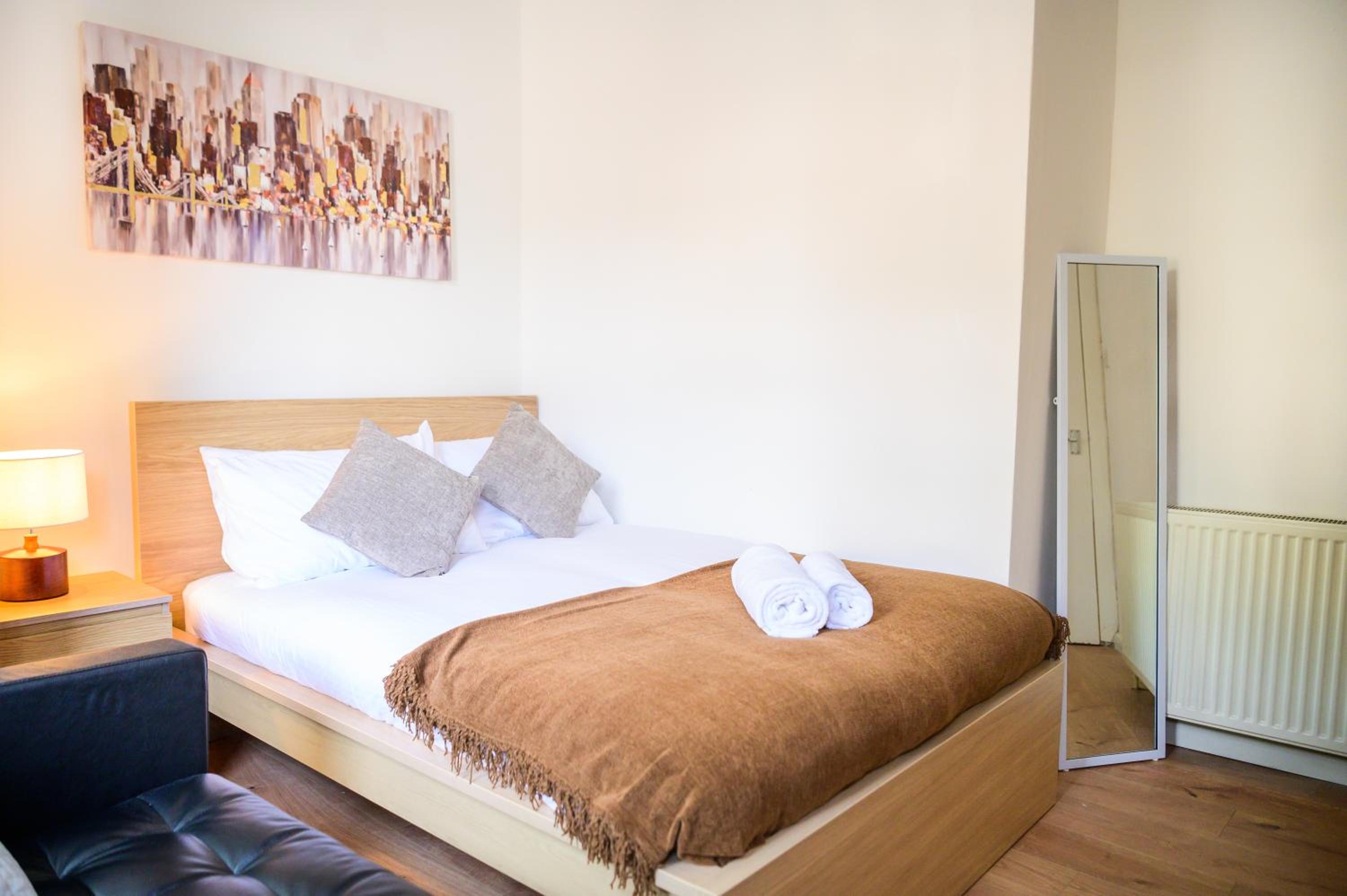 Purple Blossom, 2 bed apartment, Wi-Fi, near Didsbury, free parking view 5