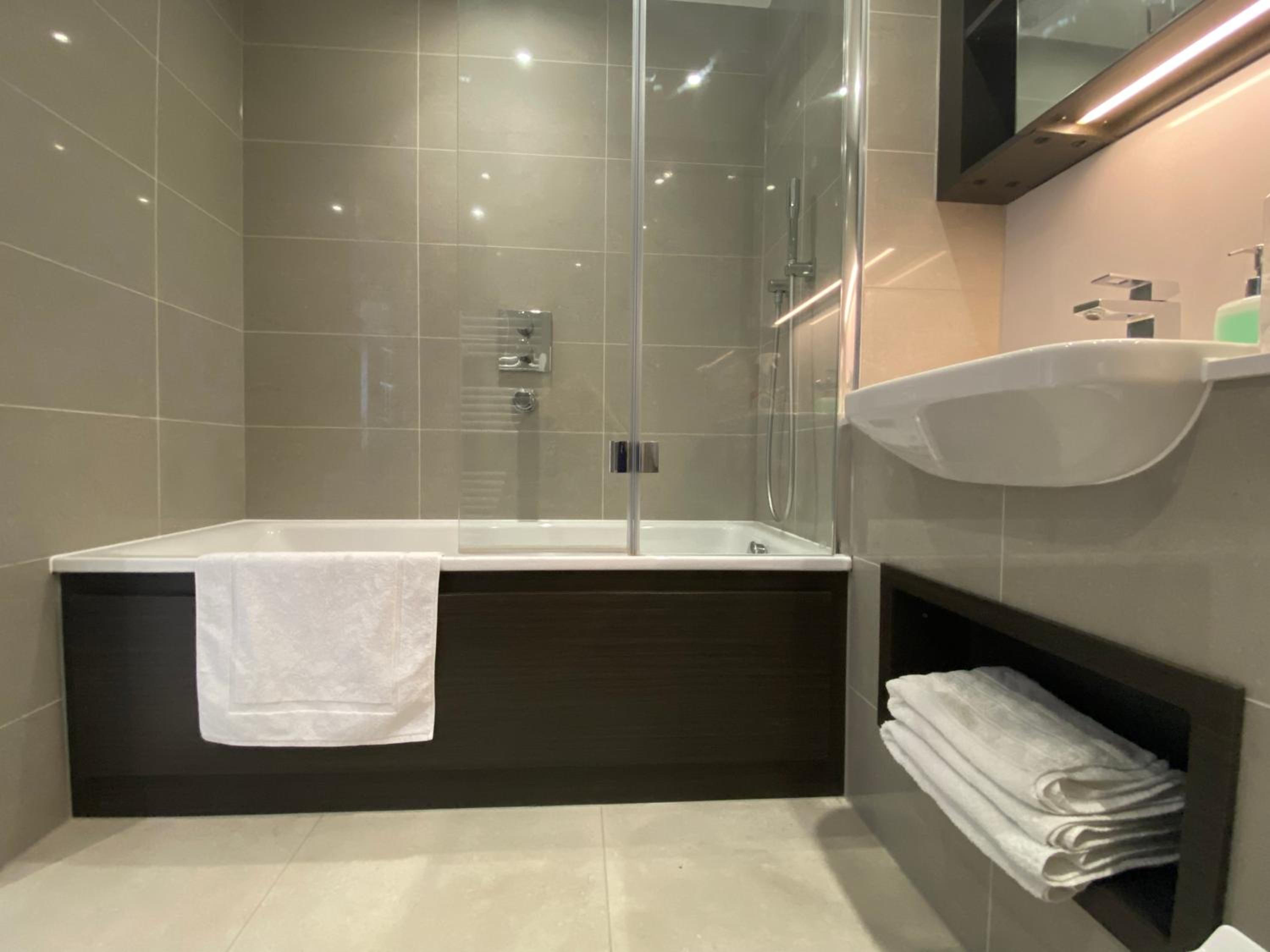 Club White London Bridge One Bedroom Apartment view 4