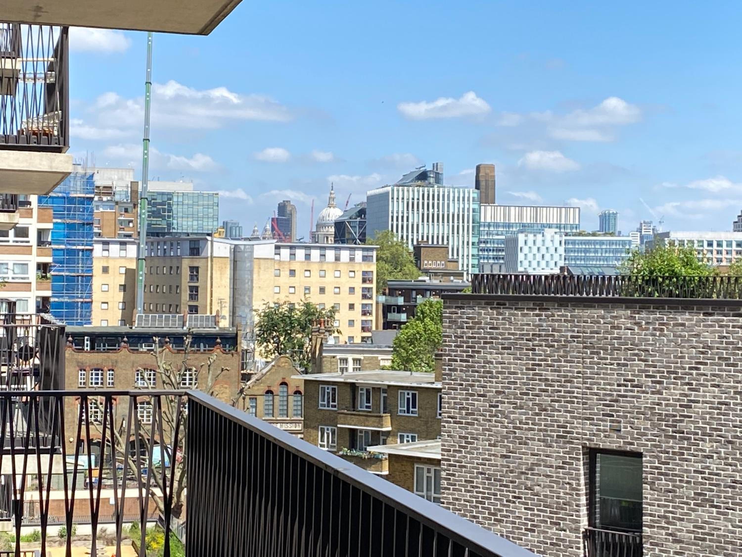 Club White London Bridge One Bedroom Apartment view 3